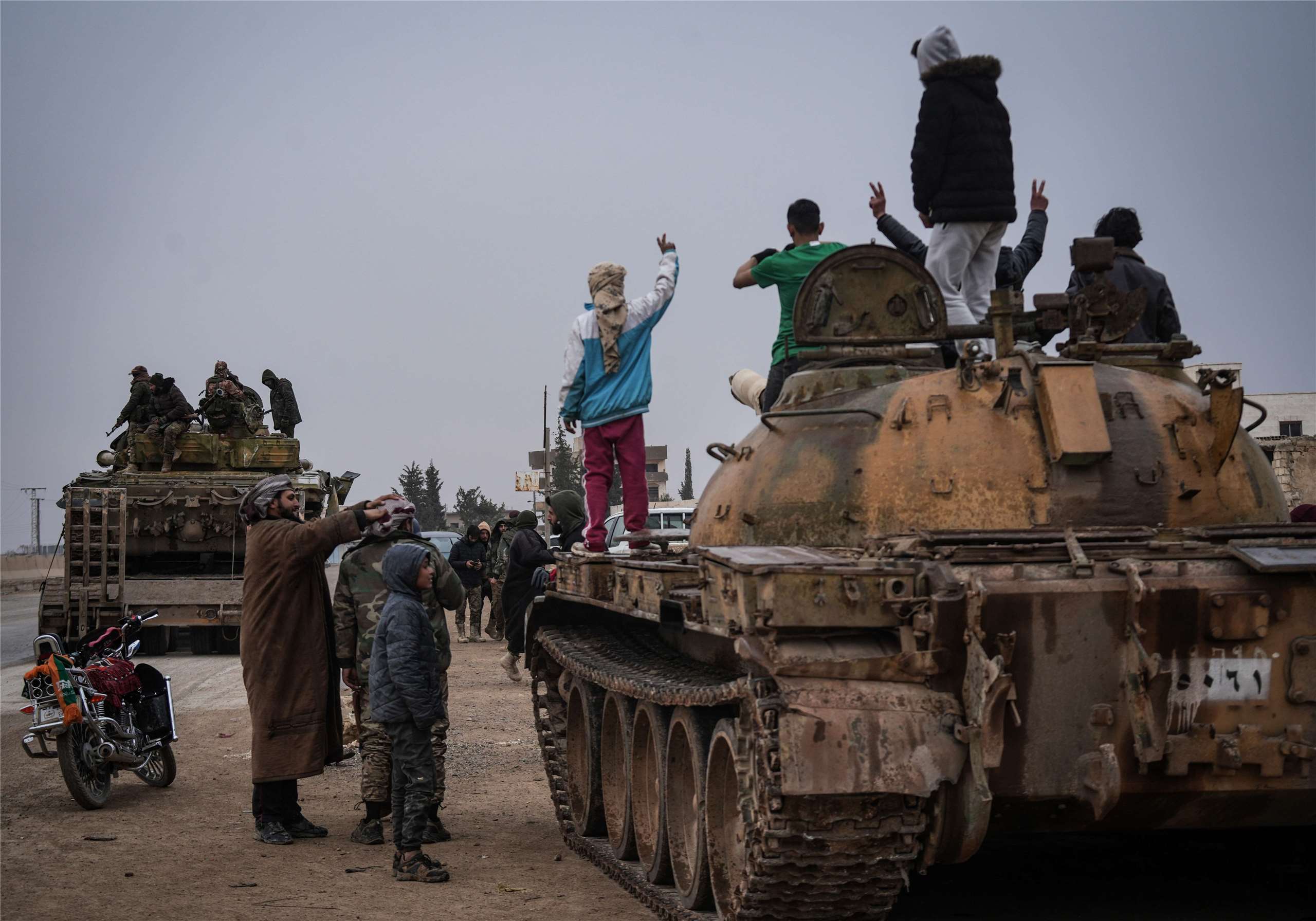 敘利亞政府軍17日無視美方呼籲，繼續向庫德族掌控的領土推進，在庫德人領導的敘利亞民主力量(SDF)撤離後，敘利亞軍隊進駐拉卡，人民歡慶勝利。(AP/達志影像)