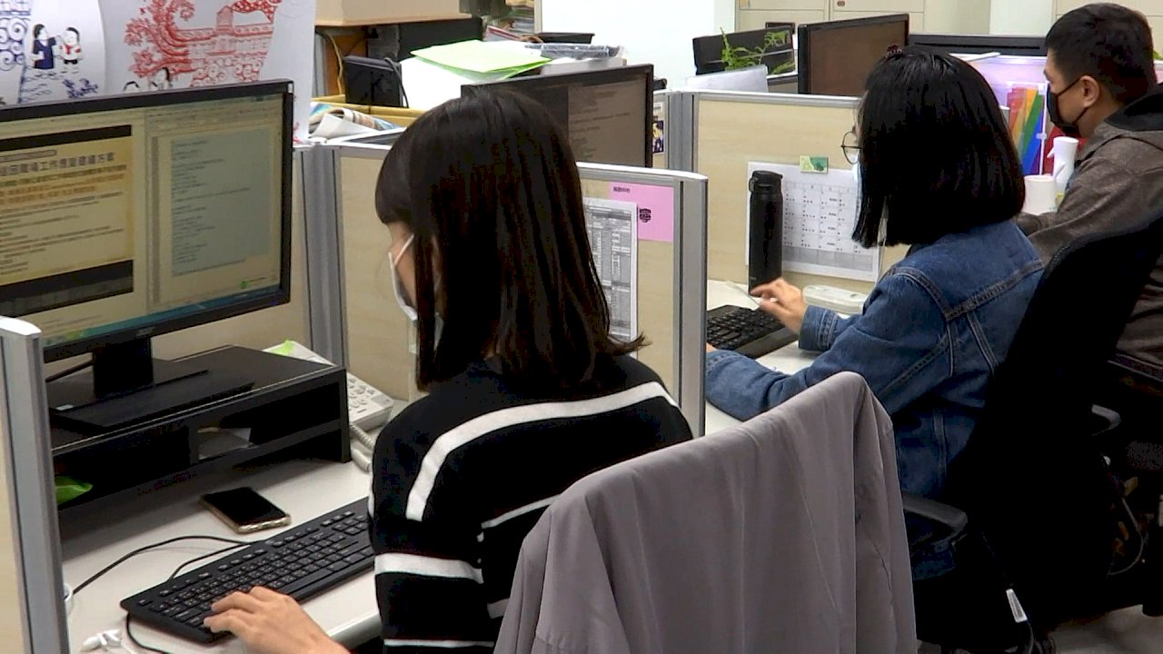 勞動部23日公布最新勞工生活及就業狀況調查顯示，有3成6勞工近一年曾加班、平均每月加班16.2小時，較2024年增加。示意圖。(Rti)