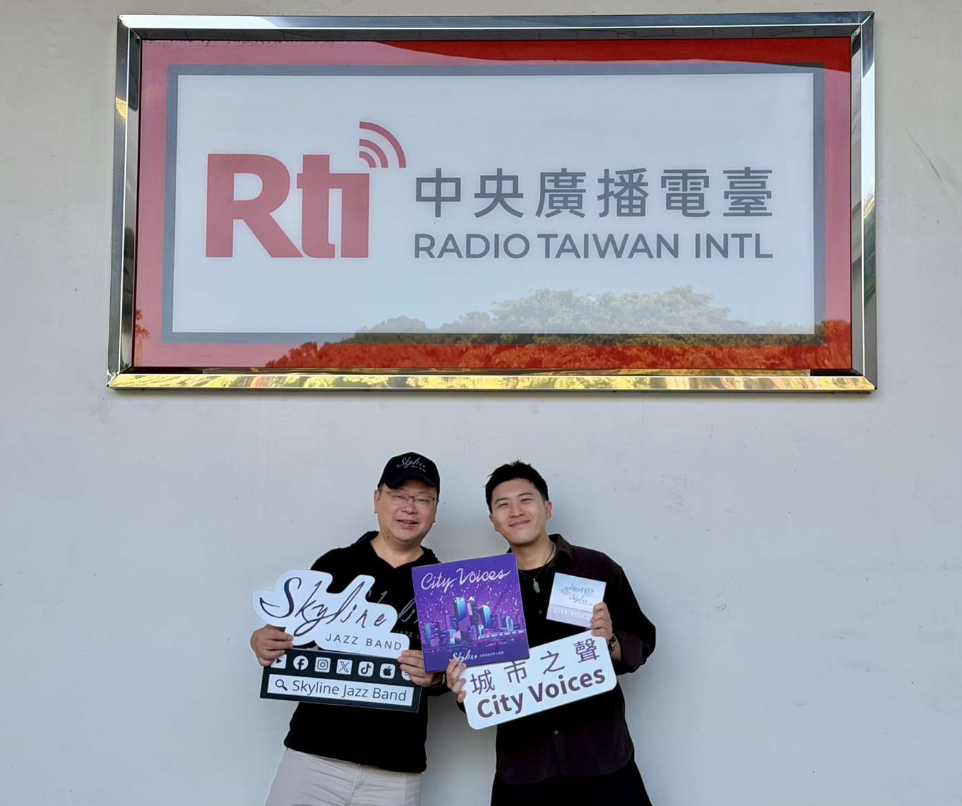 Skyline Richard（左）與主持人內克（右）合照。