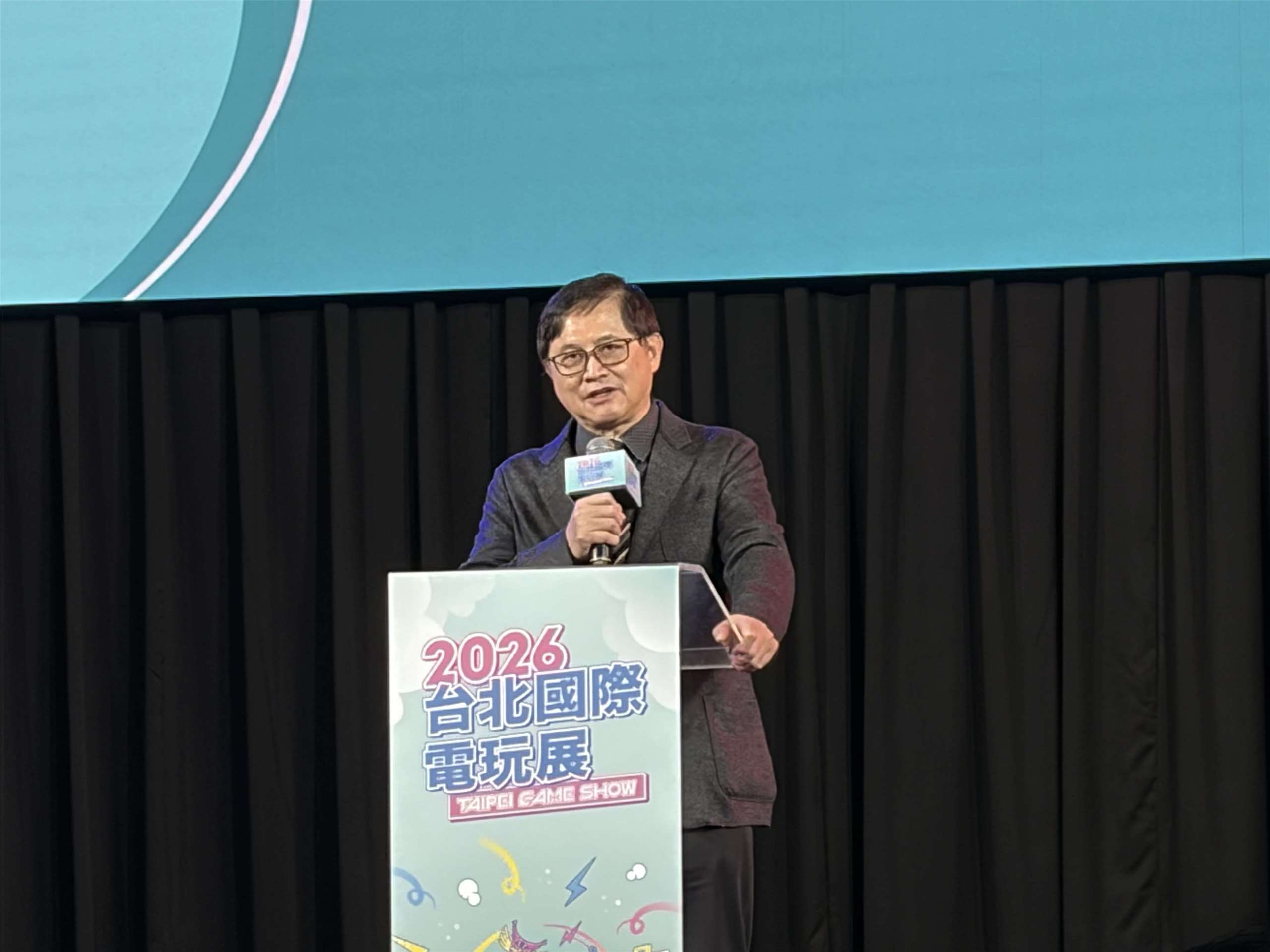 台北市電腦公會榮譽理事長童子賢29日指出，全球貿易已轉由政治主導，半導體及稀土等已成大國戰略武器。台灣在美中博弈間，應審視科技策略與自身定位。(蔡芃敏 攝)