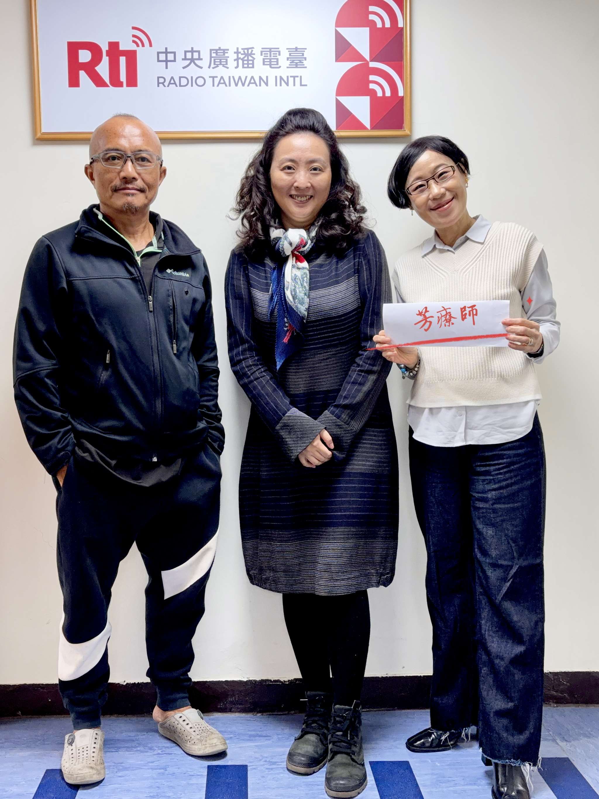 雪蓮香氣學苑執行長-許琪英(中)