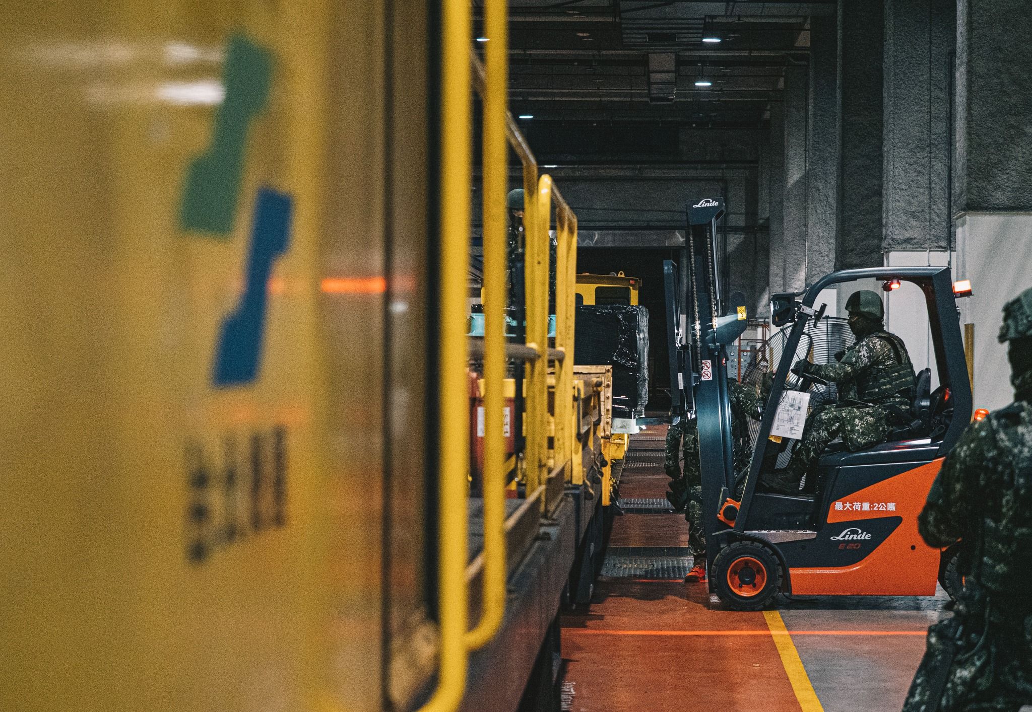 國防部表示，將爭取新式彈藥自主生產，建立在地彈藥生產線，強化國防自主。圖為三支部官兵實施彈藥上板作業。（軍聞社提供）
