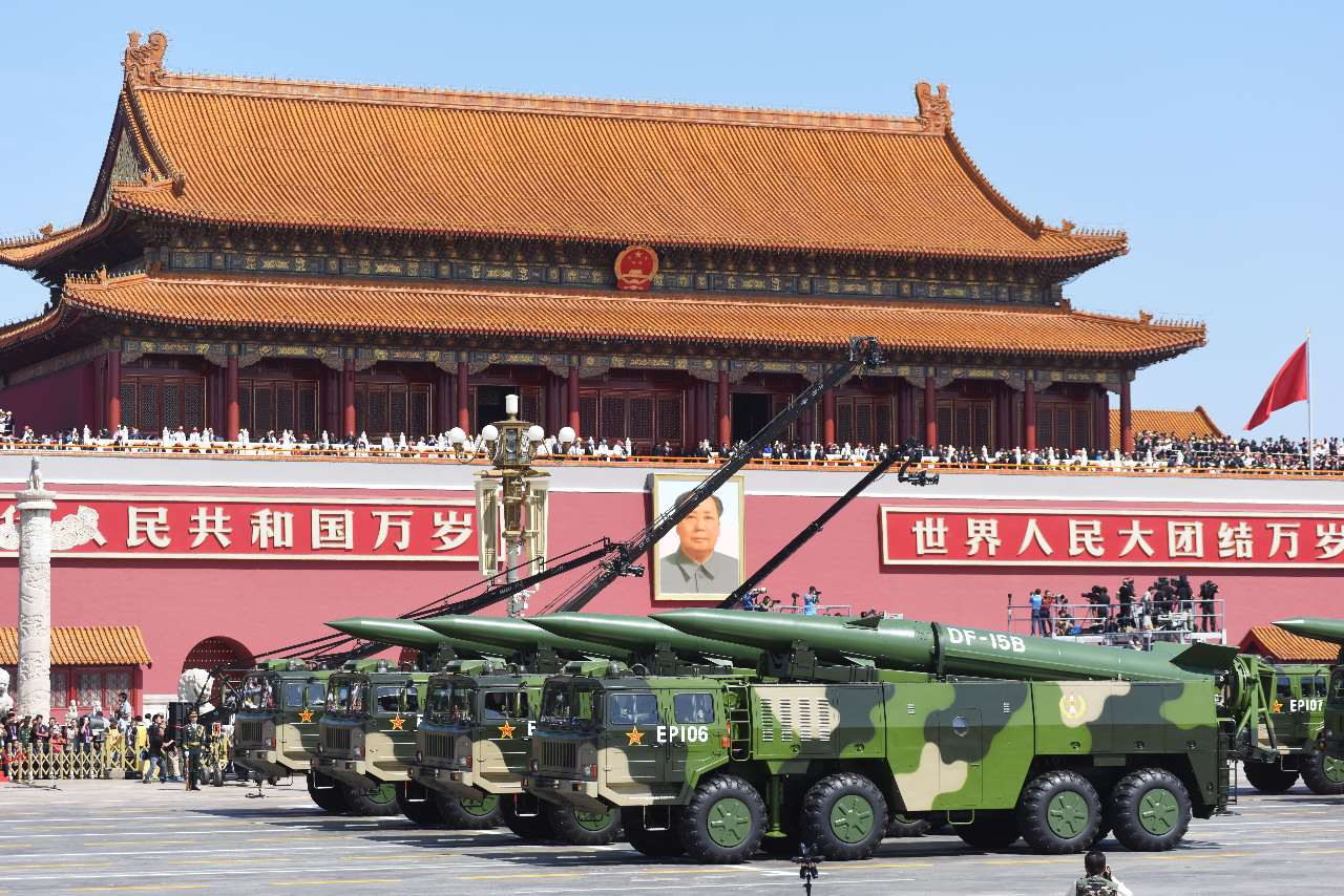 在美國突襲逮捕委內瑞拉總統馬杜洛之後，中國網路開始熱議仿效美國的閃電行動突襲台灣，但學者與安全官員認為，中國軍力距離執行此類行動仍相當遙遠。圖為解放軍的東風15B（DF-15B）短程彈道飛彈。資料照片(AFP)