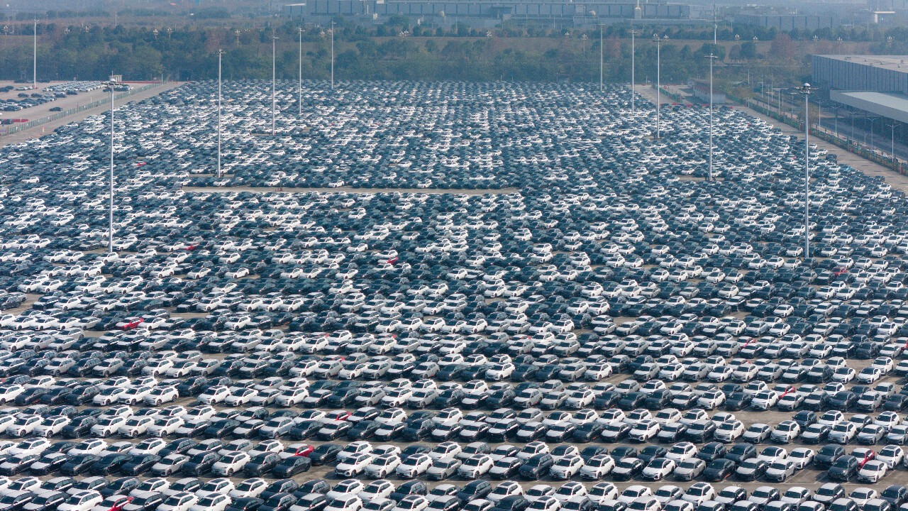 中國汽車產業協會14日表示，受電動車出口成長帶動，中國汽車出口在2025年增加21%。圖為新能源汽車停放在中國重慶兩江新區的長安汽車物流中心。(AFP)