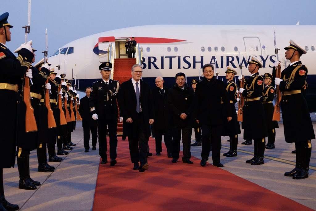 英國首相施凱爾(Keir Starmer)28日晚間抵達北京，展開為期3天的訪問。(圖:X@Keir_Starmer)