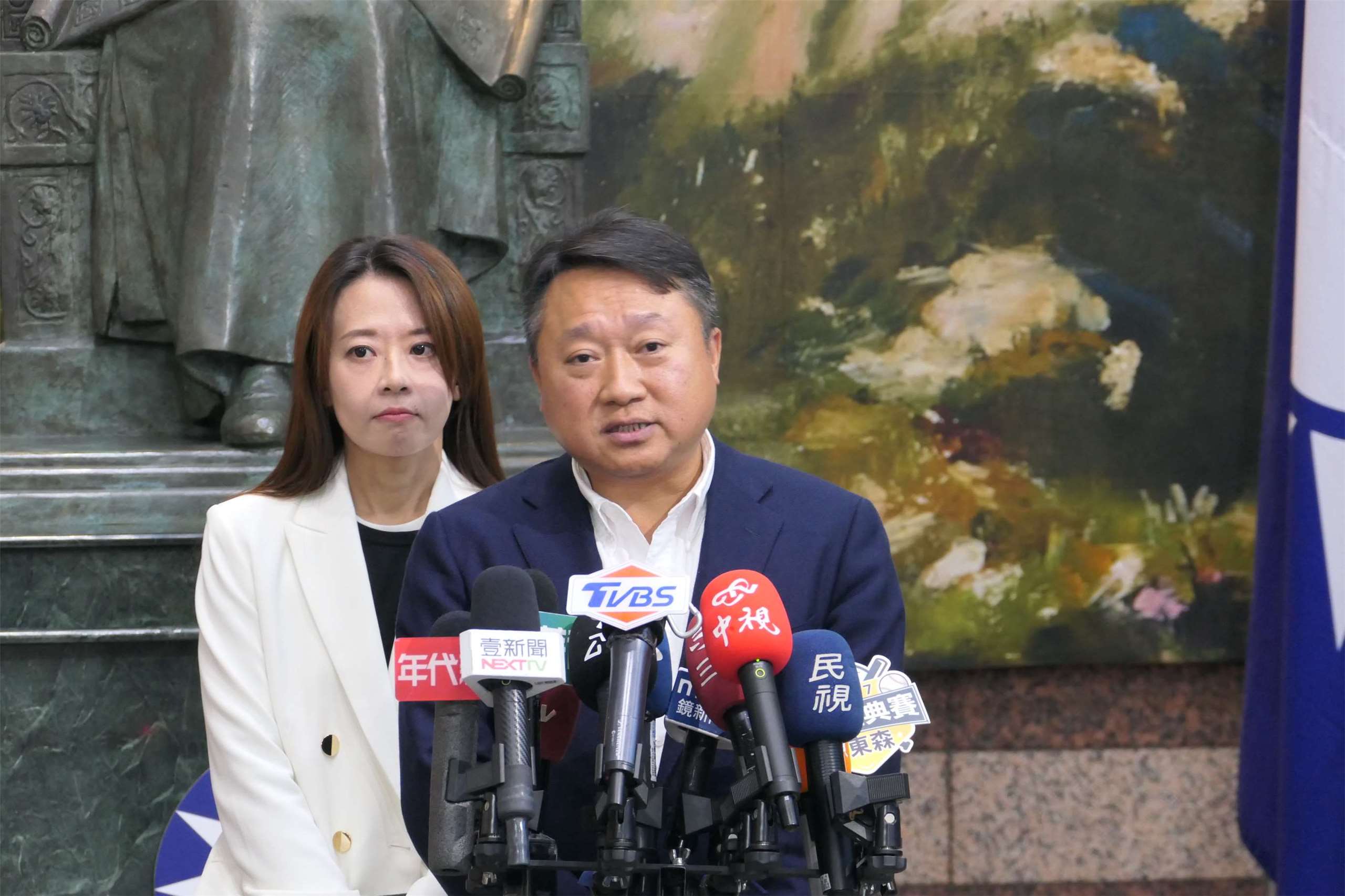 對於民進黨將推派民進黨立委蔡易餘參選嘉義縣長，國民黨組發會主委李哲華(前)今天(14日)在中常會後受訪表示，嘉義縣對國民黨而言是艱困選區，未來會加快在野共推人選的腳步。(趙婉淳 攝)