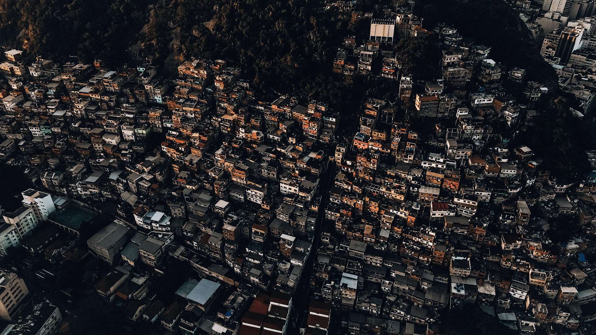 巴西里約熱內盧(Rio de Janeiro)每逢夏季氣溫飆破攝氏40度，沒有窗戶的水泥房舍宛如蒸籠，讓人難以忍受。圖為里約熱內盧貧民區資料照。(翻攝Pixabay.com)