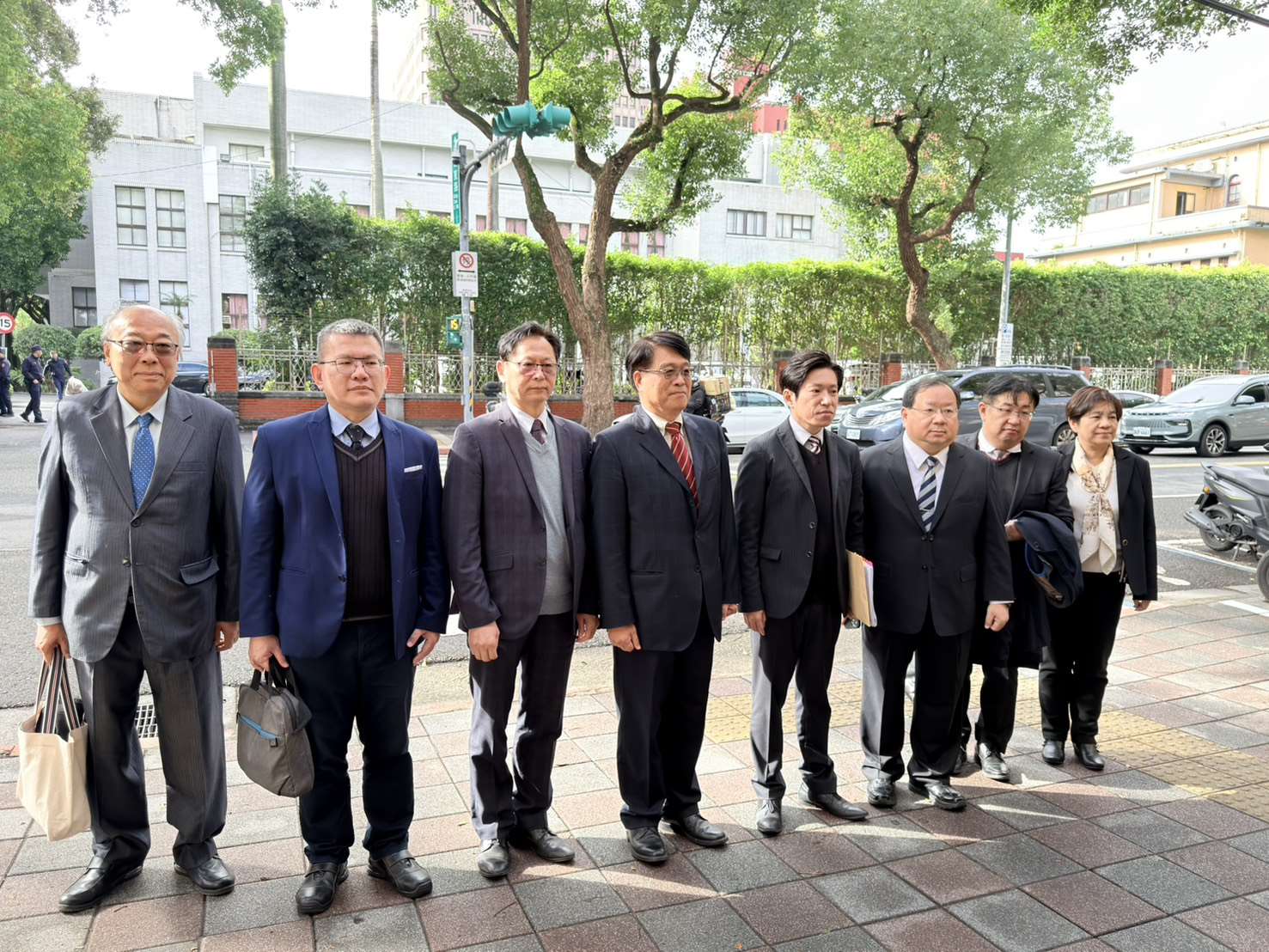 行政院秘書長張惇涵(右4)偕同中選會被提名人游盈隆(左4)、胡博硯(右2)、黃文玲(右)、陳宗義(右3)、李禮仲(左3)、蘇嘉宏(左)及蘇子喬(左2)拜會立院朝野黨團。(鄭佑漢 攝)