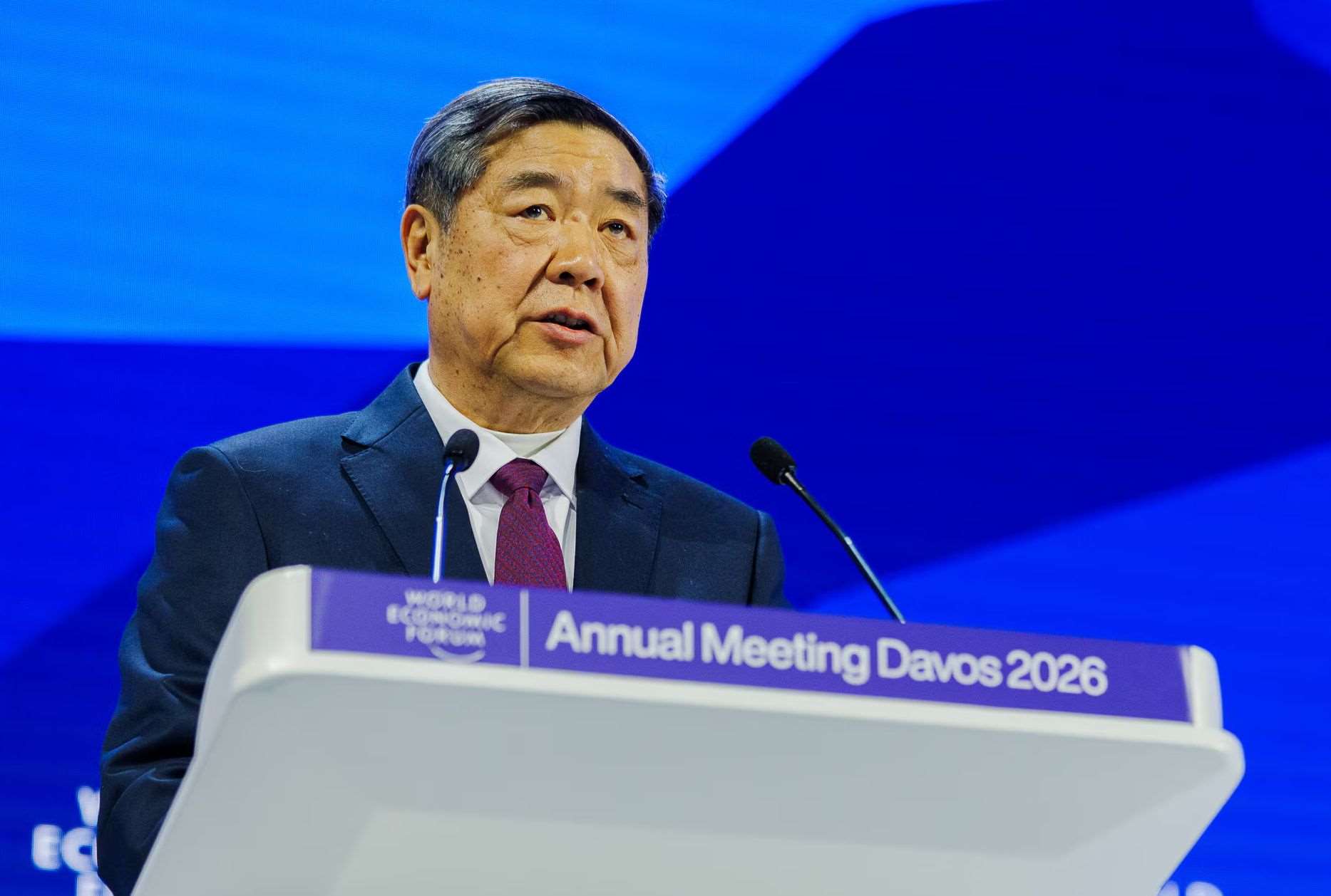 中國國務院副總理何立峰20日在瑞士達沃斯世界經濟論壇致辭。 (圖:WEF)
