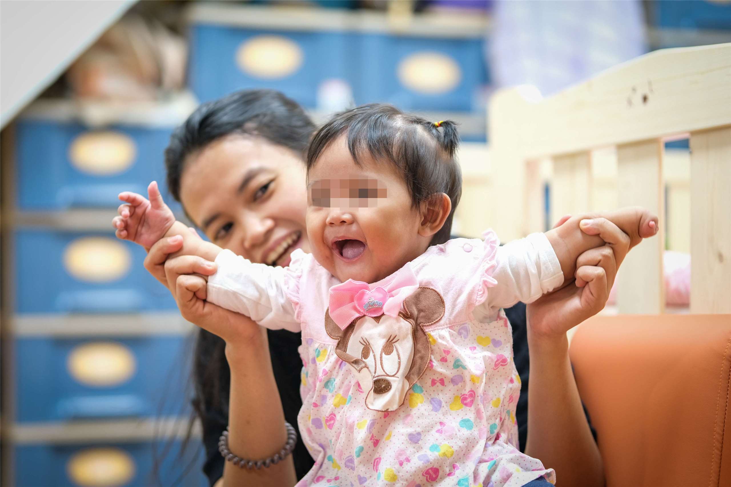 黑戶寶寶「滿足」豐腴的臉蛋配上笑得跟糖果一樣甜的小嘴，儼然是個活力十足的小天使。這是台灣關愛基金會事工的服務對象。(基金會提供)