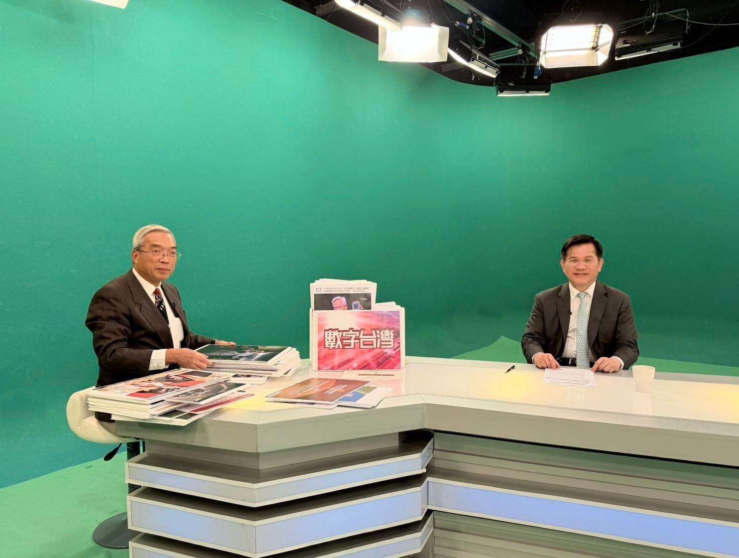 外交部長林佳龍(右) 接受主持人謝金河專訪。(林佳龍臉書)