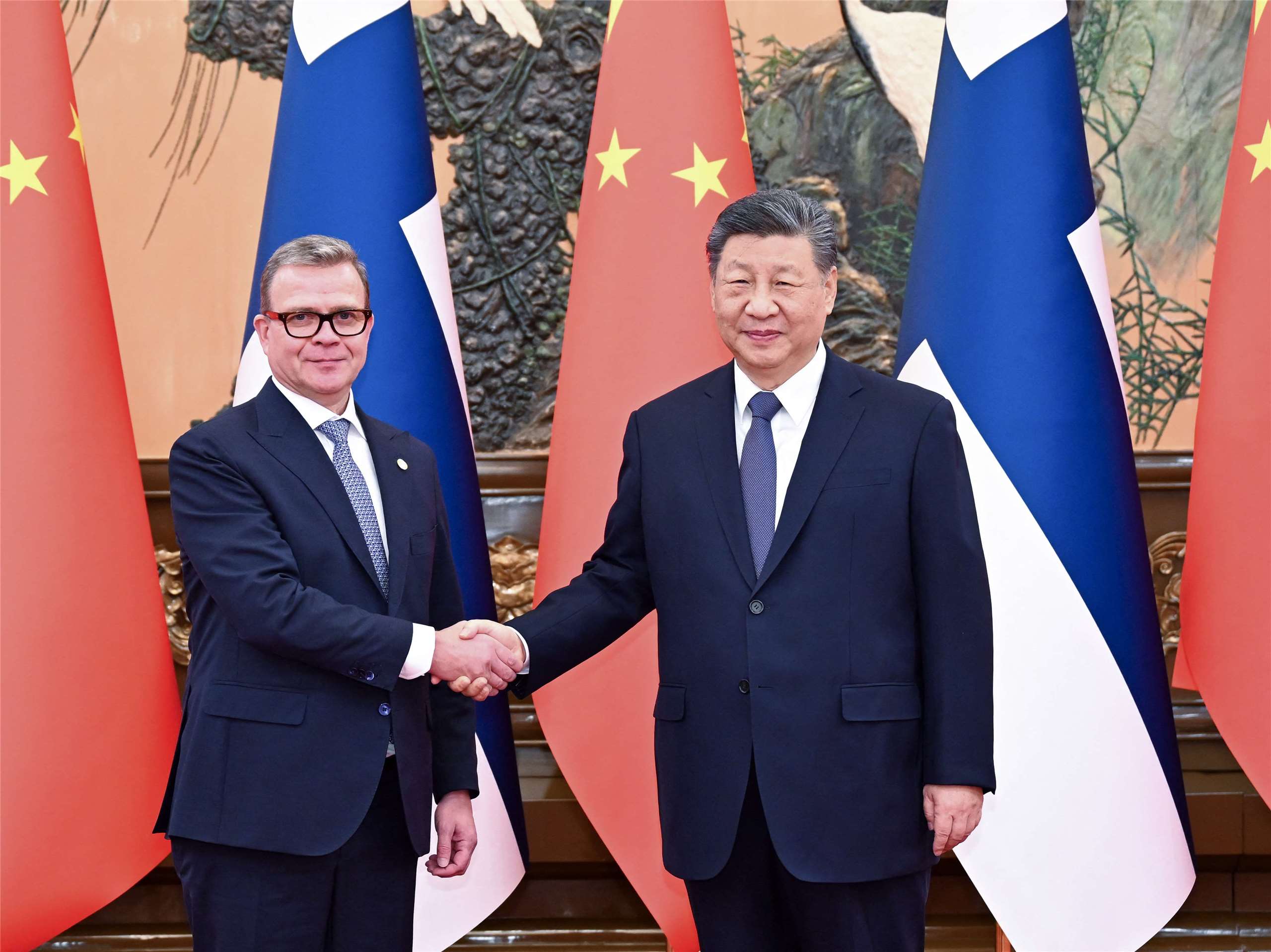 中國國家主席習近平(右)會見芬蘭總理歐爾波(Petteri Orpo)(左)。