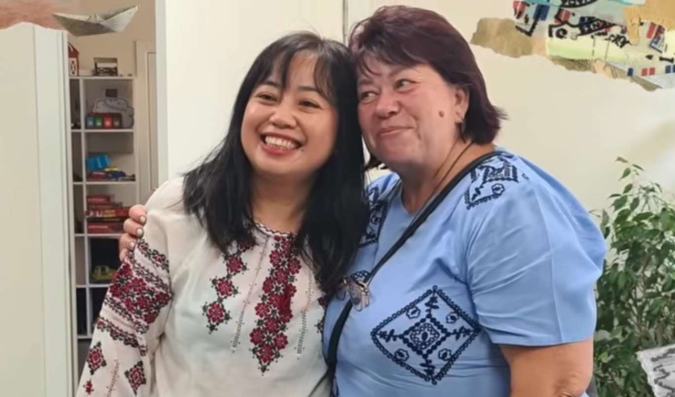 烏克蘭受助婦女送給國合會人道援助處組長吳靜怡(左)傳統服飾「維什萬卡」。(國合會提供)