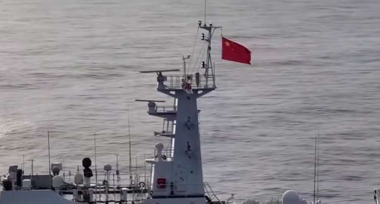 在美菲南海聯演後，解放軍也宣布在同地區海空戰備警巡。圖為中國海警在黃岩島(Scarborough Shoal)海域附近的達濠艦(3304號)上舉行升國旗儀式。(翻攝微博)