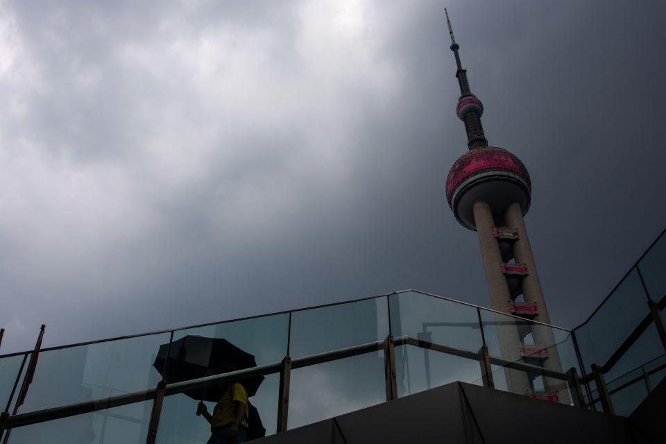 想想論壇首度公布「中國觀測報告」，學者認為，中國內需疲弱問題難解，逐漸陷入內捲化壓力。圖為上海街景。 (AFP)