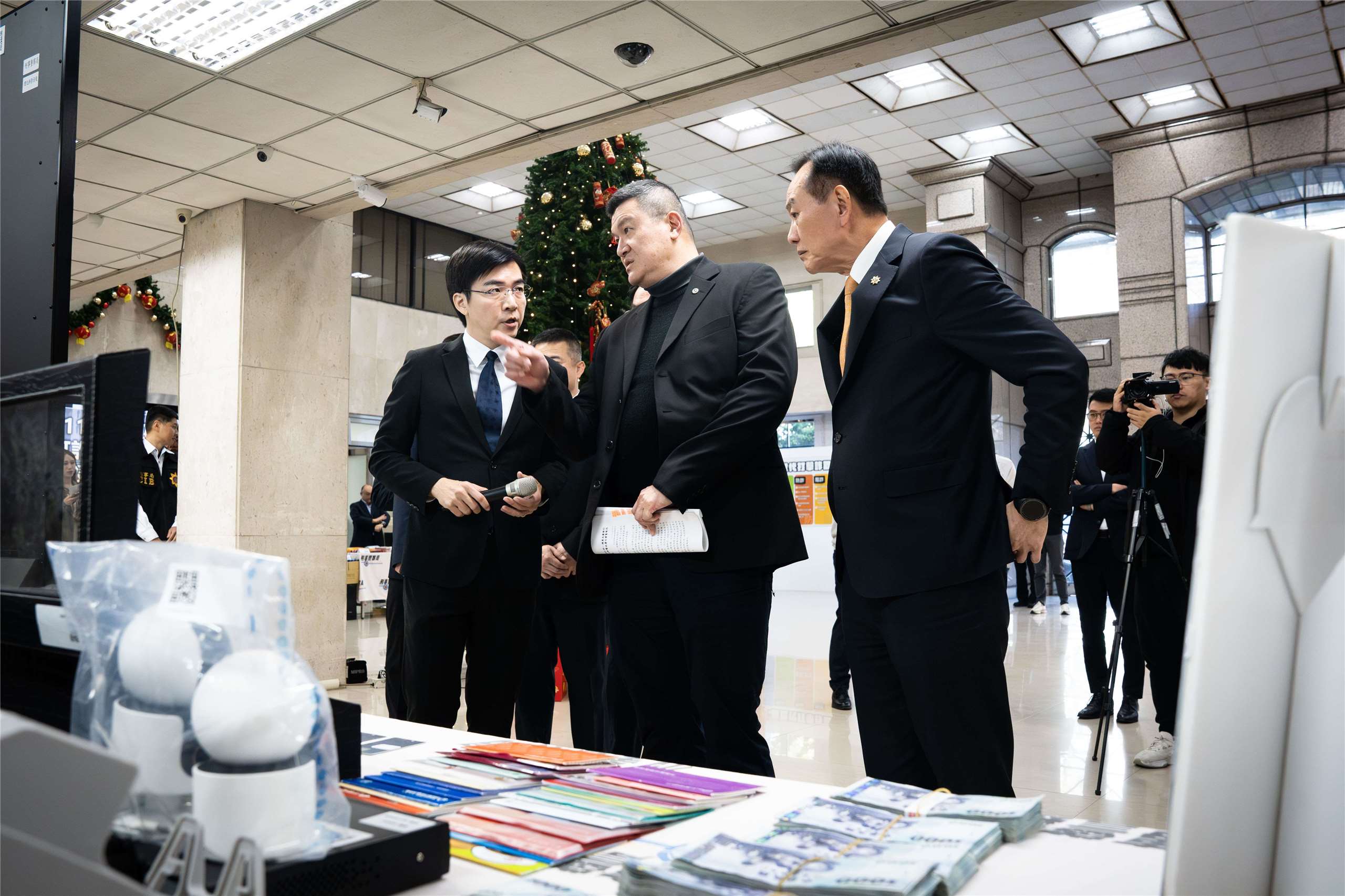 內政部長馬士元(中)在刑事局長周幼偉(右)的陪同下，14日至刑事局視導「全國打詐、掃黑、肅槍行動專案」查緝成果。(楊仁翔 攝)