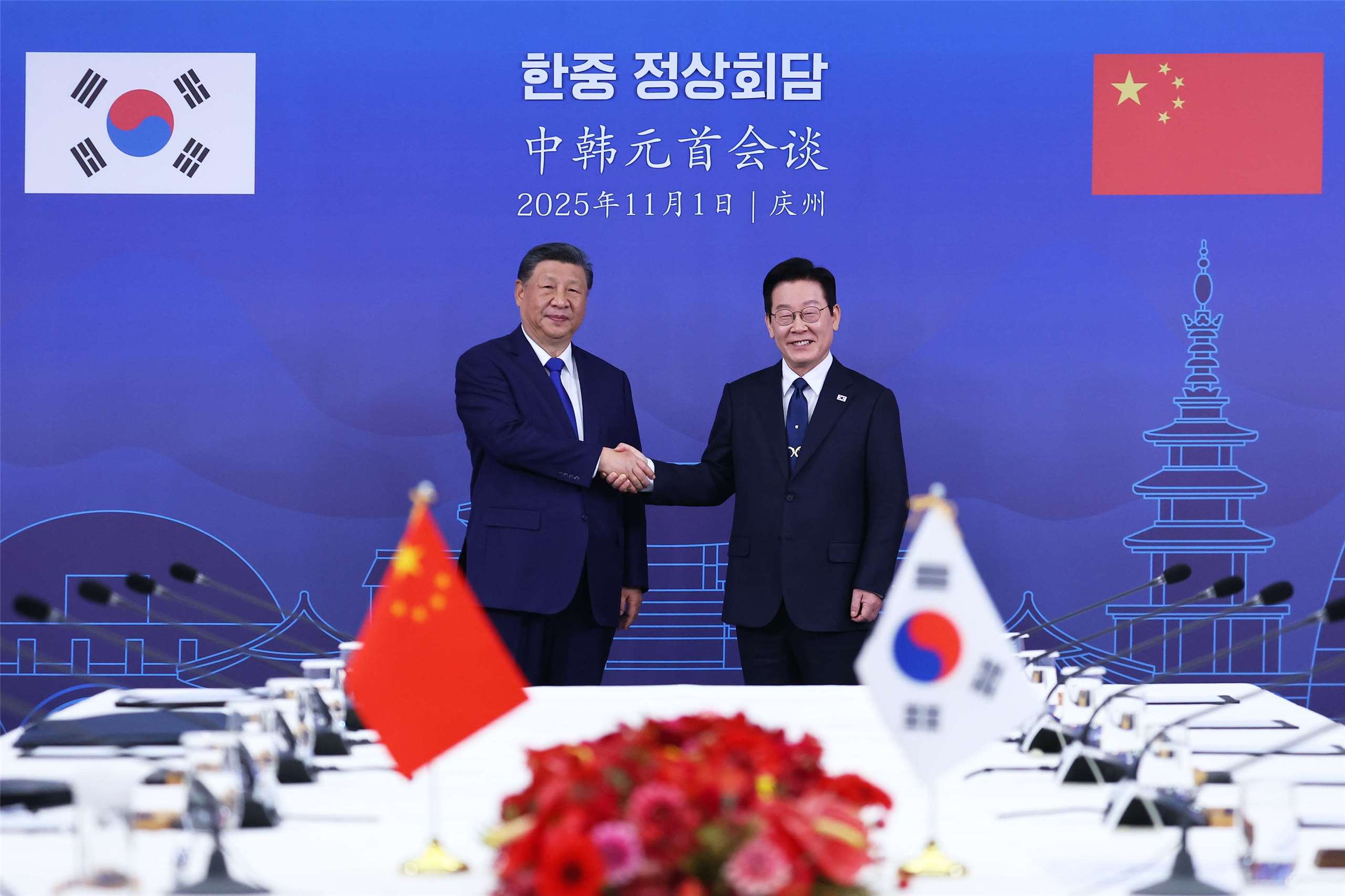 南韓總統李在明(右)訪問中國，預計5日將與中國國家主席習近平(左)會晤。圖為兩人會面資料照。(美聯社/達志影像)
