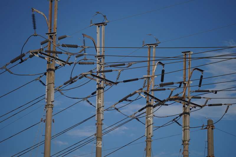 台電今年預計投入約新台幣70億汰換老舊設備，並推進電桿「被覆化」(絕緣處理)根數約50萬根，降低飛禽走獸釀成的停電事故。(中央社資料照)