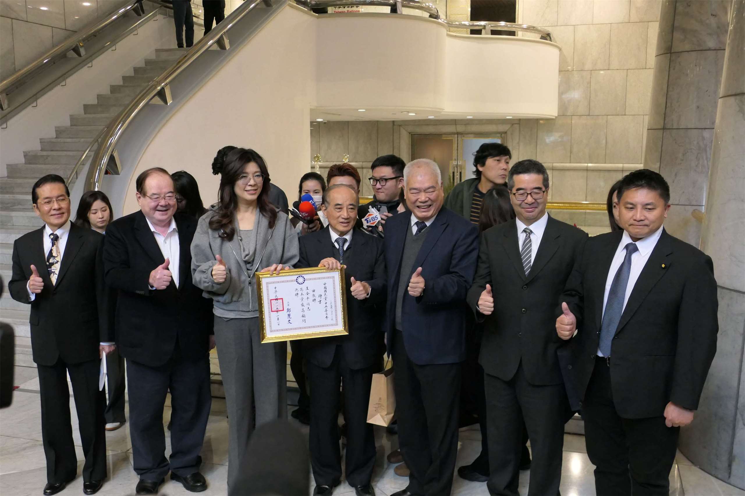 國民黨主席鄭麗文(前左3)今天(5日)率領副主席李乾龍(前左2)、季麟連(前右3)、張榮恭(前左1)、蕭旭岑(前右2)、文傳會主委吳宗憲(前右1)共同拜會前立法院長王金平，並親自致送國民黨最高顧問聘書給王金平，雙方約進行半小時閉門會議後，共同出面接受採訪。(趙婉淳 攝)