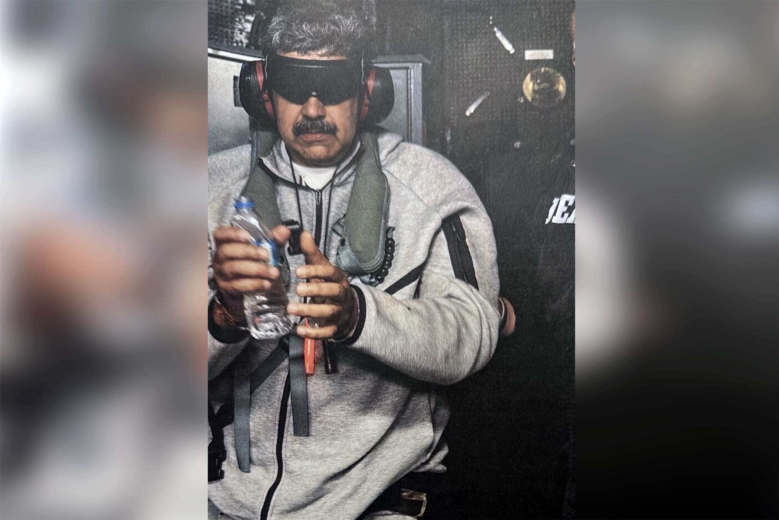 圖為委內瑞拉總統馬杜洛(Nicolas Maduro)身穿運動服、戴著眼罩遭逮。(翻攝川普Truth Social)