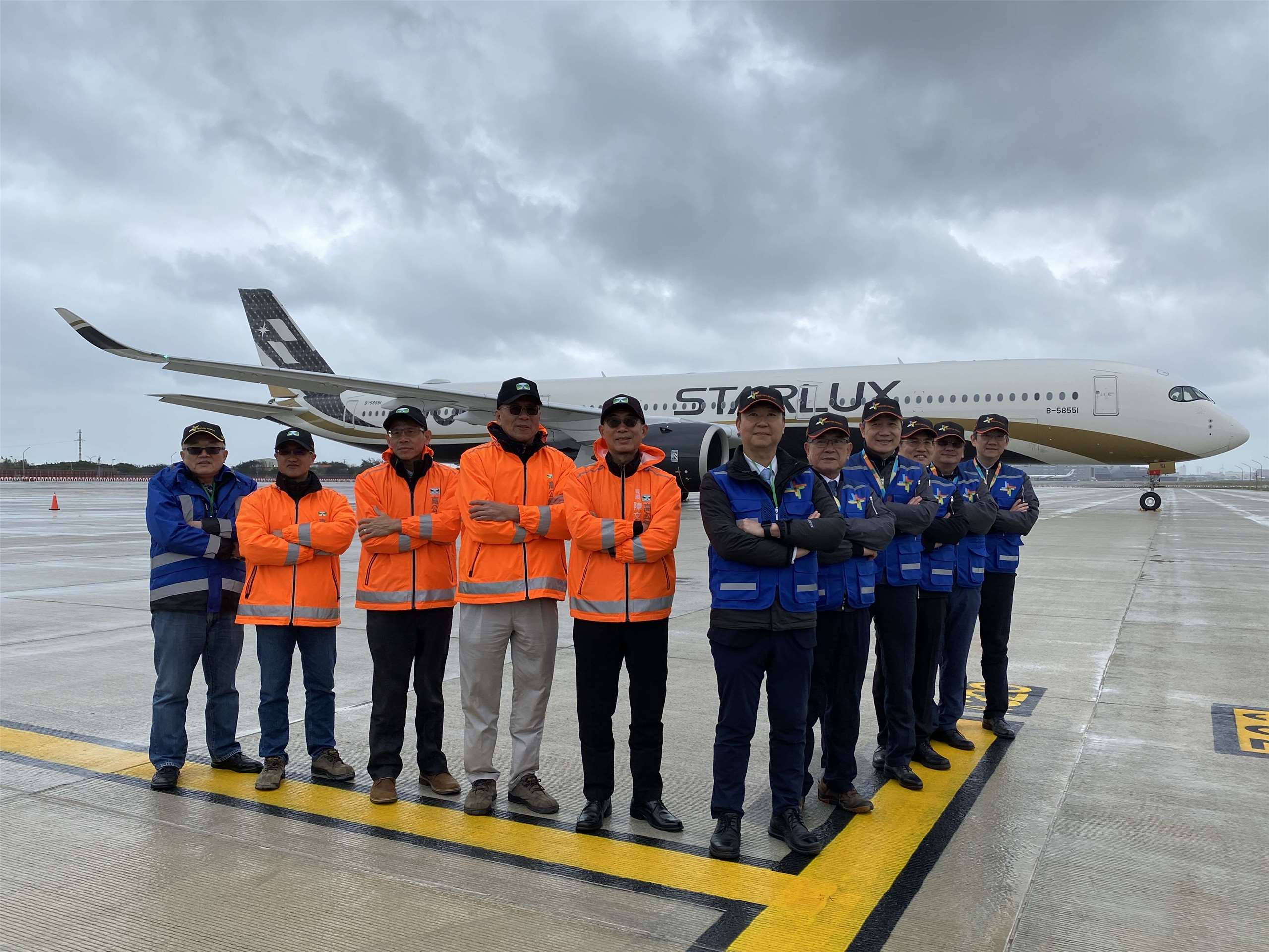 交通部長陳世凱(中)21日率領桃園機場公司團隊，向媒體展示剛剛完成的桃園機場第三跑道臨時過夜機坪，並由星宇航空全新引進的全台首架A350-1000廣體客機示範停靠在臨時過夜機坪的過程。(吳琍君 攝)