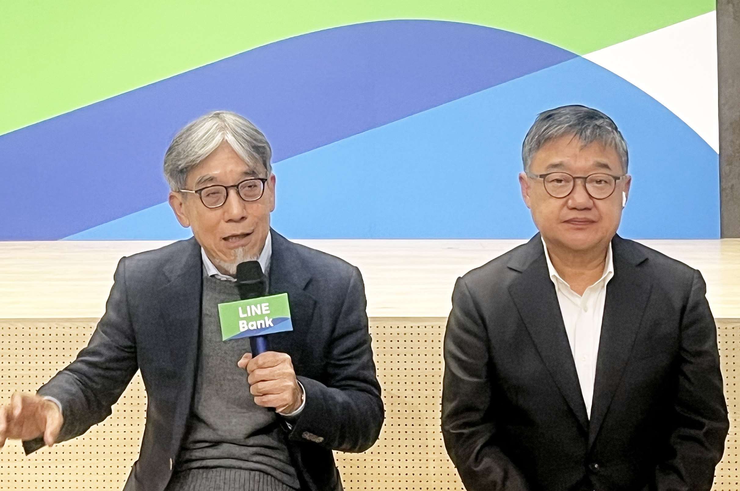 LINE Bank董事長黃仁埈(右)和LINE Bank總經理黃以孟(左)12日連袂宣布，2026年最新展望，希望達到全年獲利逾1億，目標2028年IPO首次公開發行上市。(圖/陳林幸虹 攝)