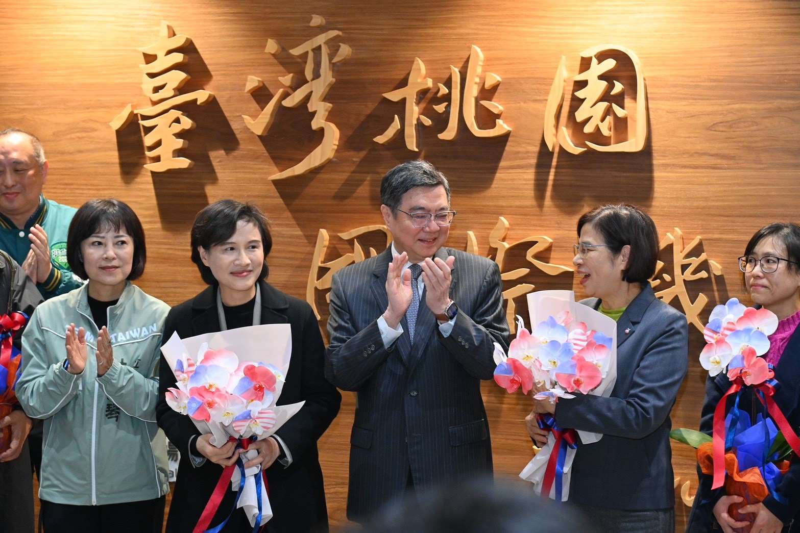 行政院副院長鄭麗君(左2)及行政院經貿談判辦公室總談判代表楊珍妮(右2)率領的談判團隊於19日清晨返抵桃園國際機場，行政院長卓榮泰(中)等人親自迎接一行人返國。(圖：行政院提供)

