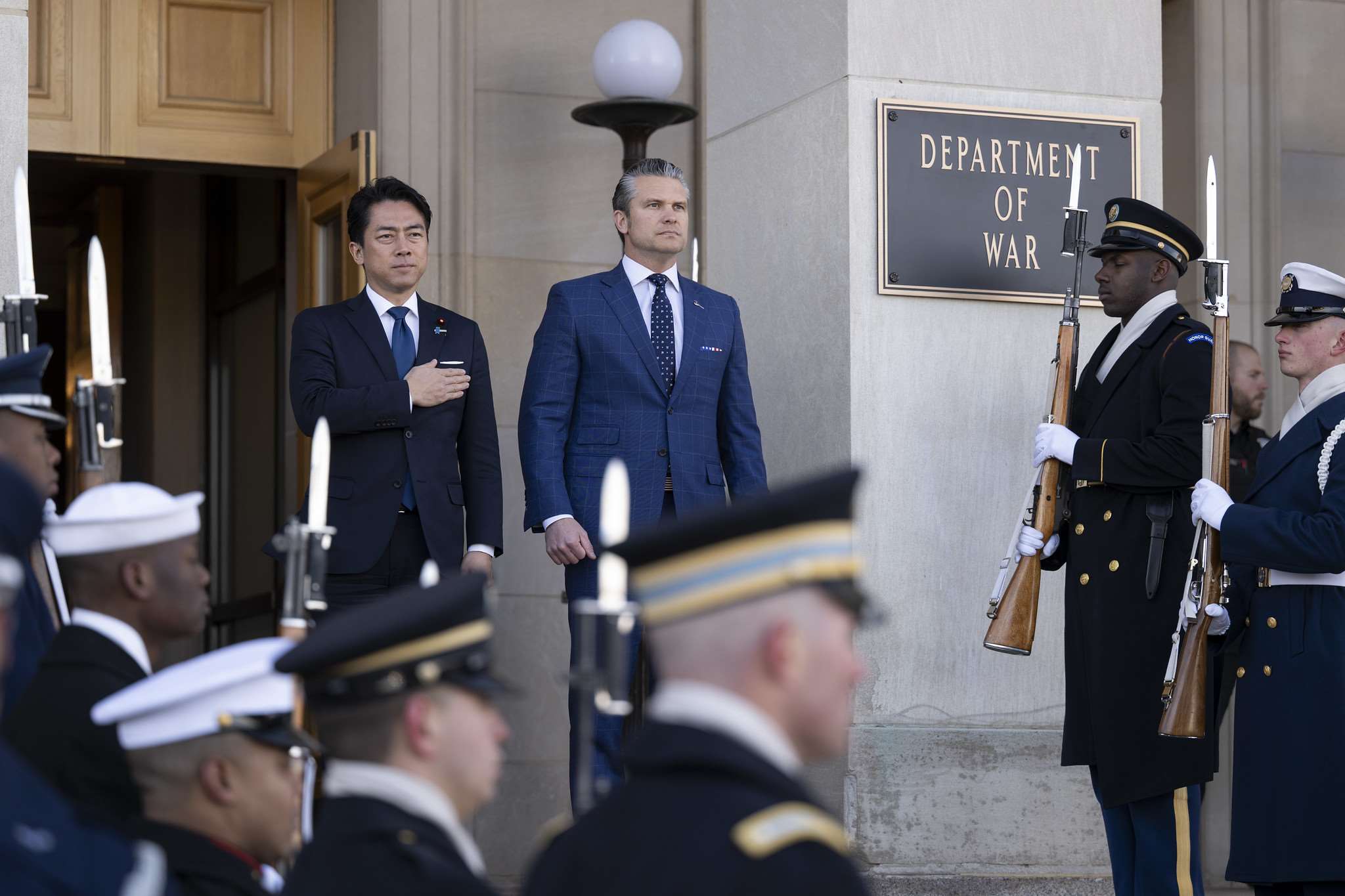美國戰爭部長赫格塞斯15日會見日本防衛大臣小泉進次郎。 (圖:美國戰爭部)