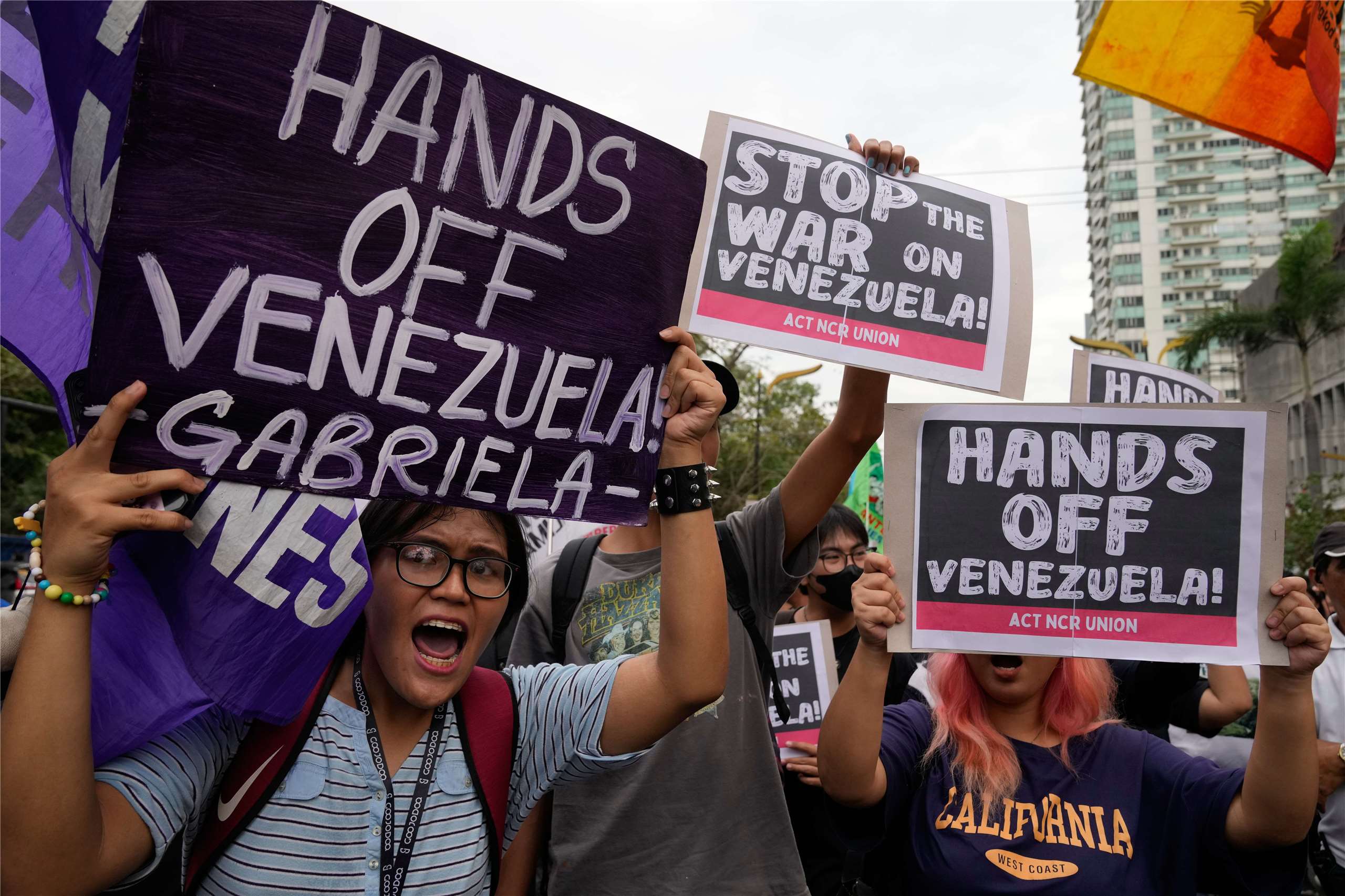 委內瑞拉總統馬杜洛（Nicolas Maduro）的支持者4日在首都卡拉卡斯示威抗議。(美聯社/達志影像)