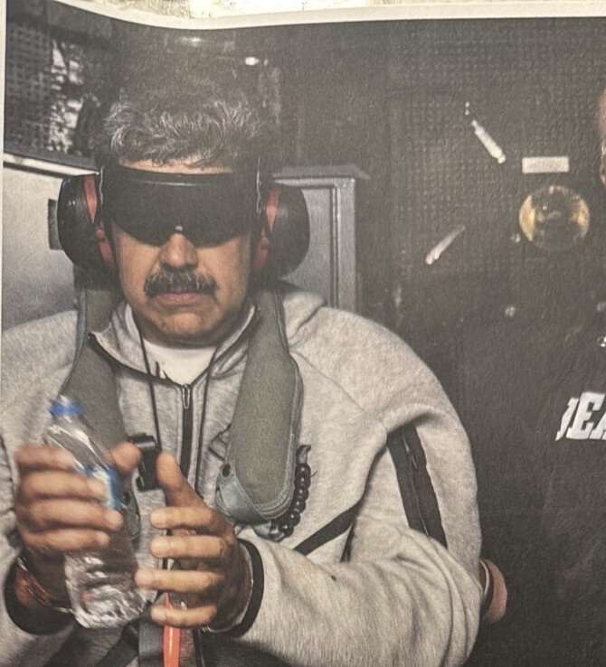 美國總統川普在社群平台「真實社群」(Truth Social)發布馬杜洛被捕照片，照片中馬杜洛雙眼蒙住、雙手上銬、身穿灰色運動褲。(翻攝Truth Social)