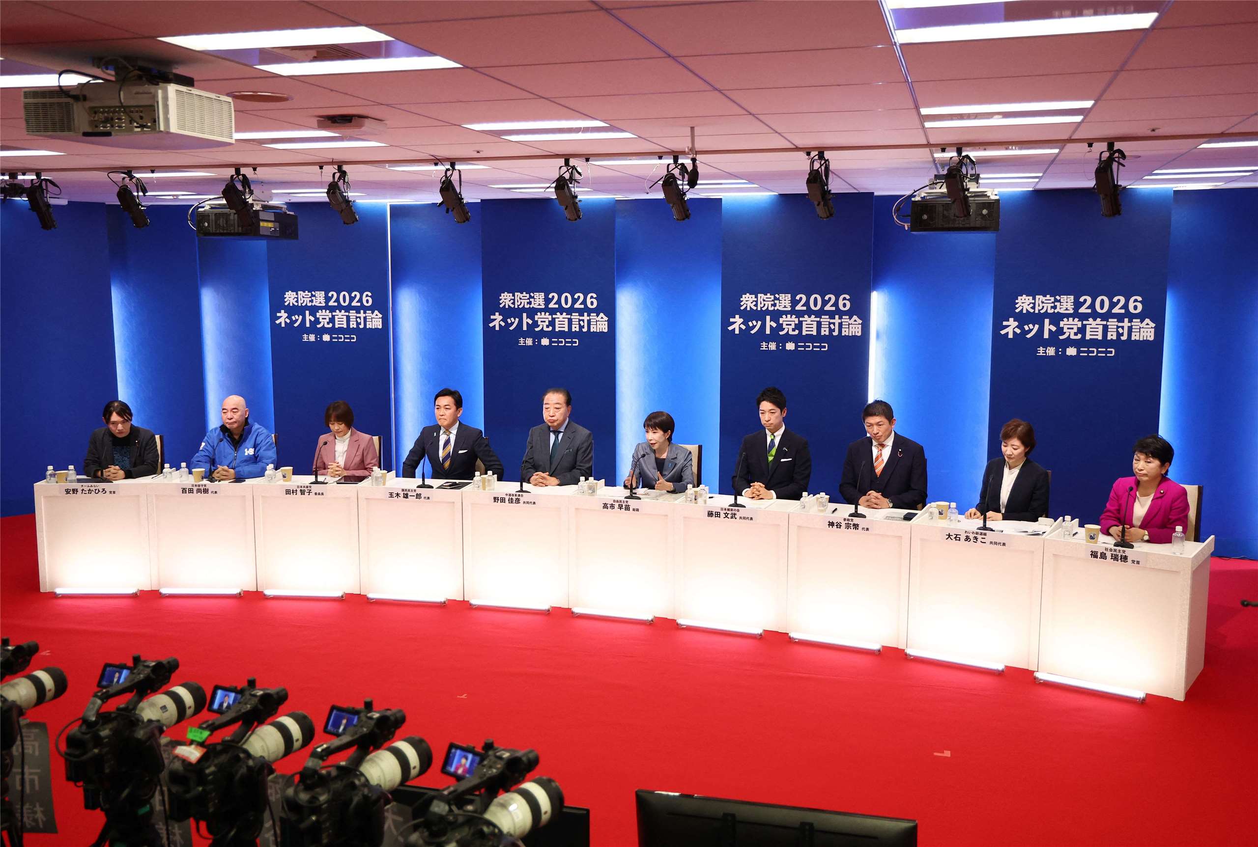 日本眾院解散後首場黨魁辯論，消費稅減稅財源成焦點。