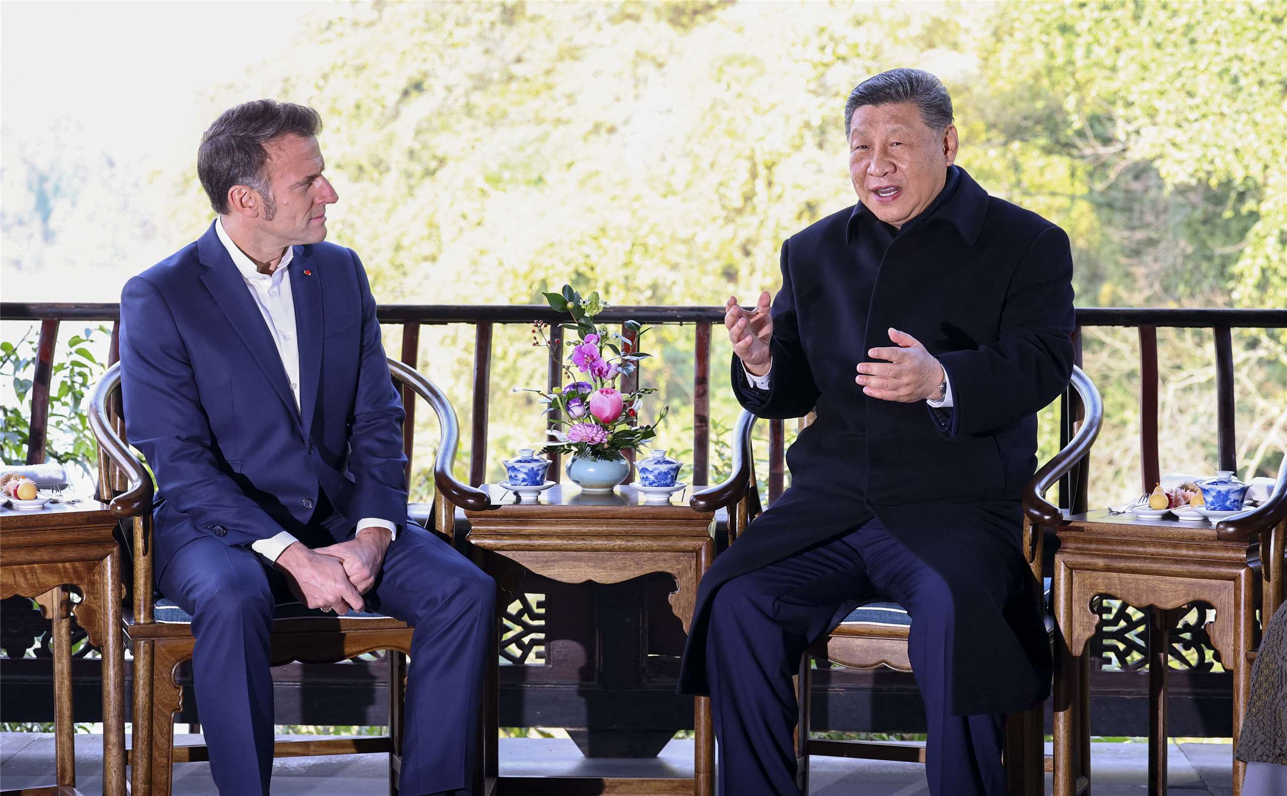 法國總統馬克宏(Emmanuel Macron，左)2025年12月訪問中國，中國國家主席習近平(右)陪同參訪都江堰。資料照片。
