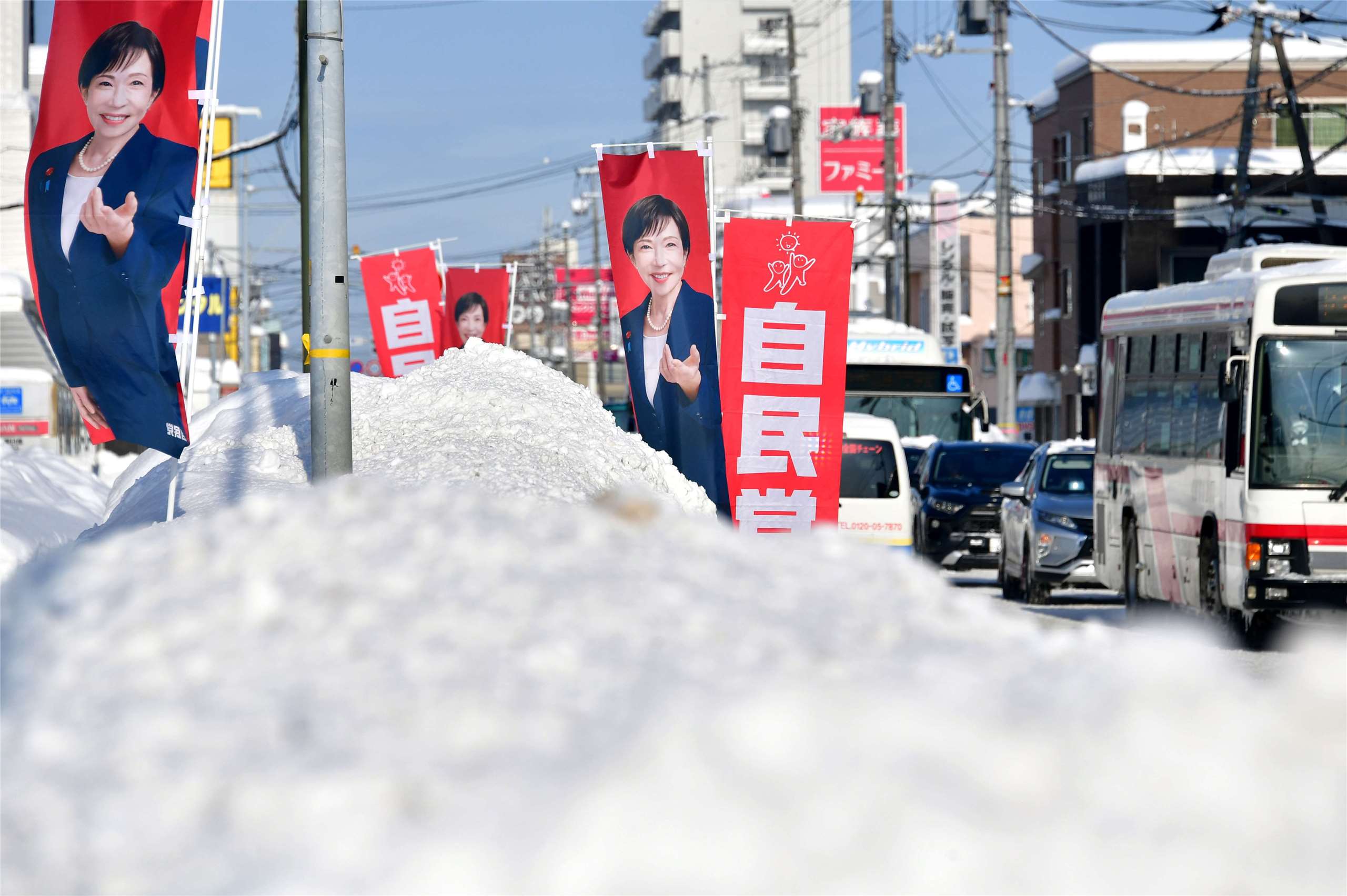 日本首相高市早苗下令解散國會後，各地區候選人展開競選活動。圖為冰天雪地的札幌地區豎立自民黨選舉旗幟。(AP/達志影像)