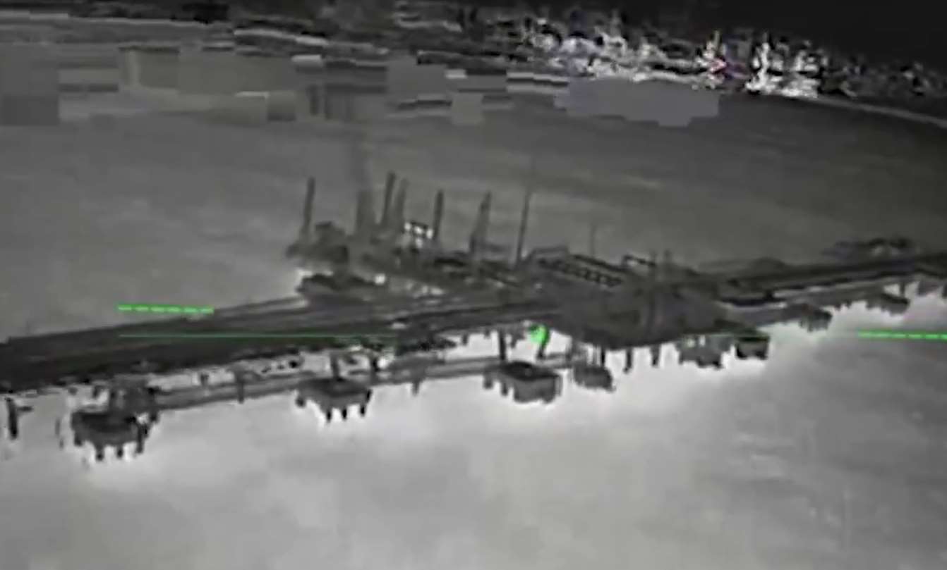 烏克蘭使用無人機攻擊俄羅斯南部克拉斯諾達(Krasnodar)地區的一座煉油廠。(X平台/@bayraktar_1love)