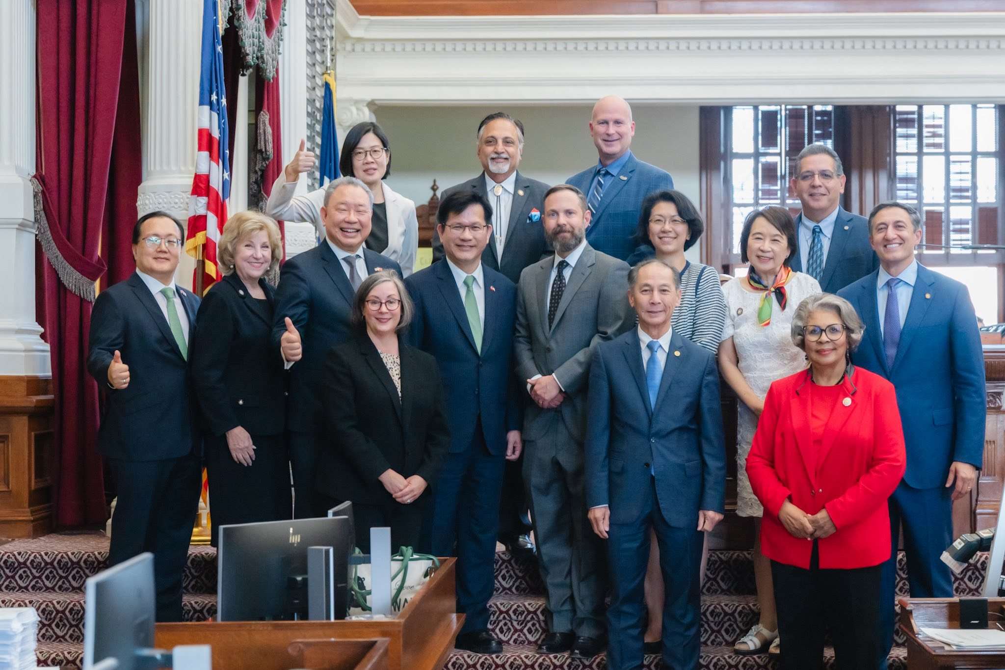 外交部長林佳龍16日在社群平台表示，台美迎來經貿關係歷史性發展，不僅為產業界降低不確定性，也提供清晰投資路徑，創造台美雙贏、政企雙贏的「台灣模式」。(資料照／FB@林佳龍)