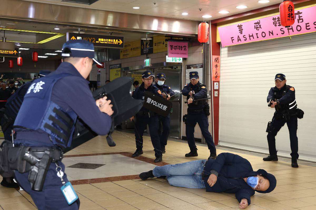 台北市政府與交通部為確保台北車站特定區面對突發危安事件的緊急應變能力，22日下午進行「無差別攻擊事件」聯合危安實兵演練。依規劃，第三階段模擬有名攜帶爆裂物的歹徒逃竄到地下街，遭警方以優勢警力壓制與逮捕及排除爆裂物。(台北市政府提供)