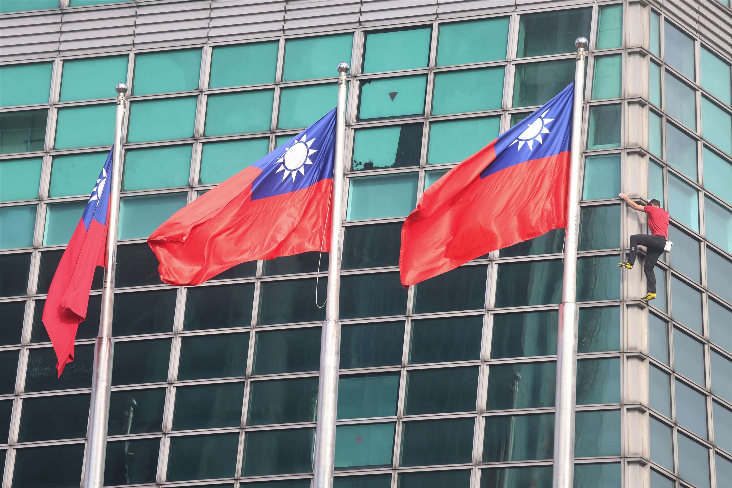 美國攀岩傳奇霍諾德（Alex Honnold）25日成功徒手攀登台北101。