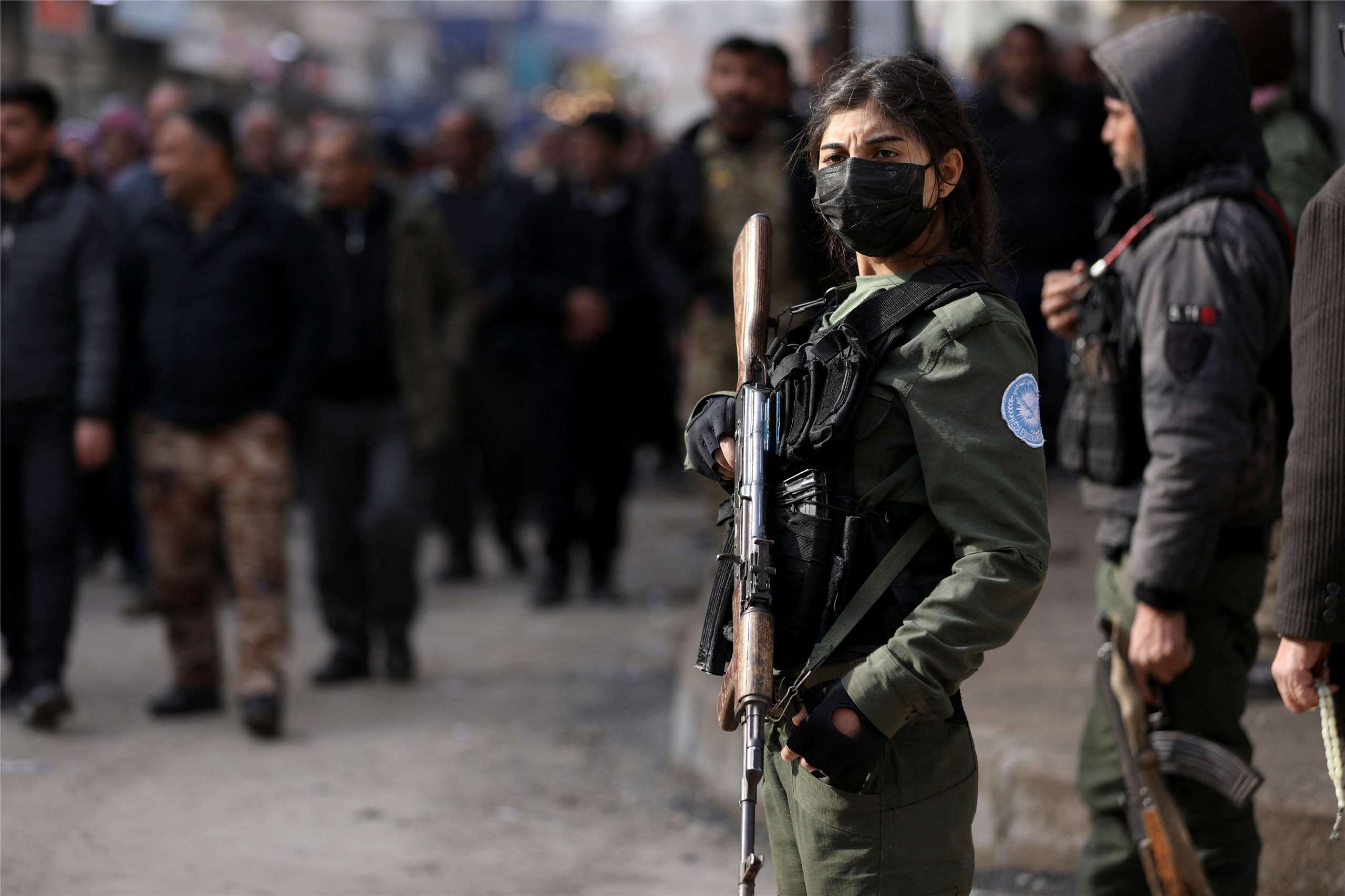 敘利亞北部城市阿勒坡(Aleppo)7日再度爆發衝突，敘利亞政府與庫德族(Kurdish)主導的敘利亞民主力量(SDF)互相指責對方是暴力的元兇。圖為一名庫德族內部安全部隊成員持槍警戒。(路透社/達志影像)