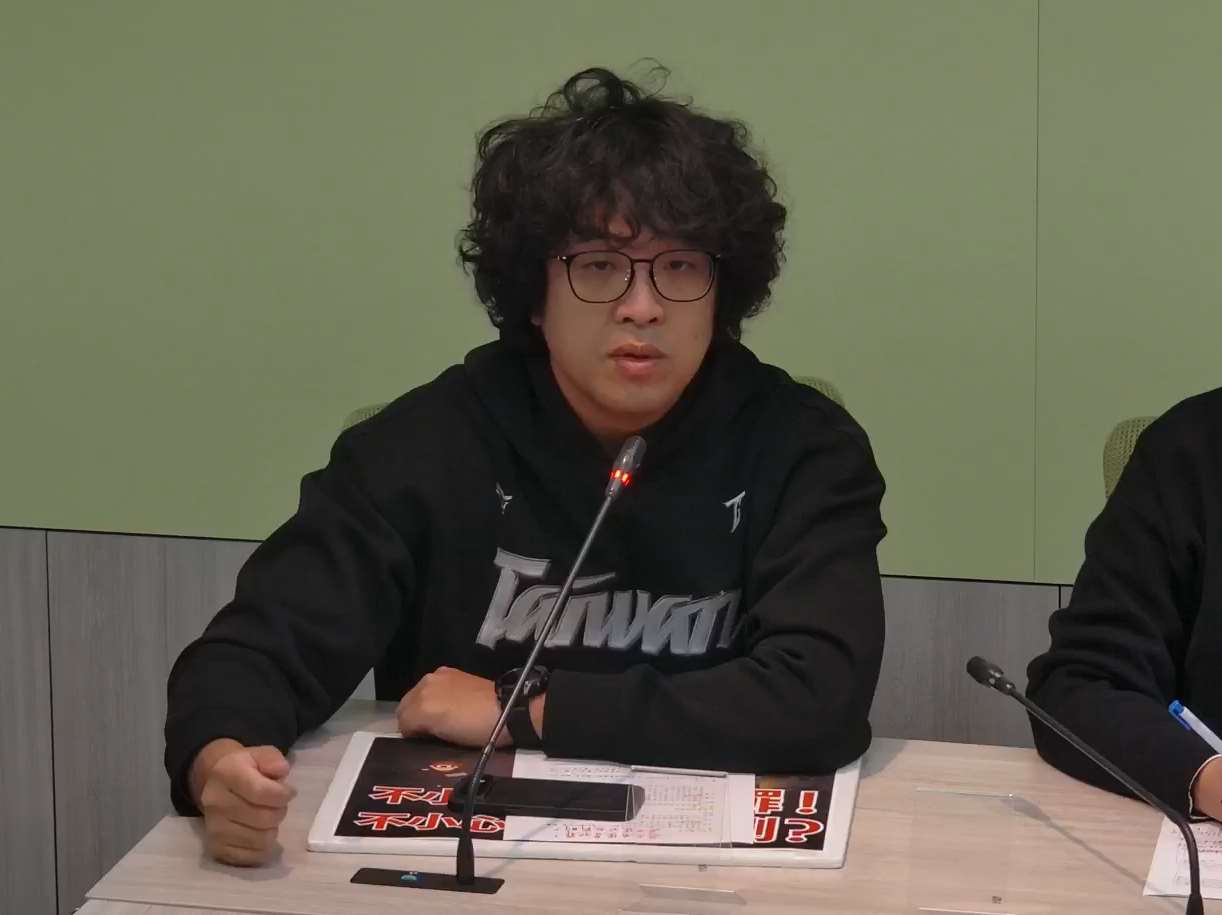 民進黨立委沈伯洋出席民進黨立法院黨團輿情記者會。(翻攝民進黨立法院黨團臉書直播)