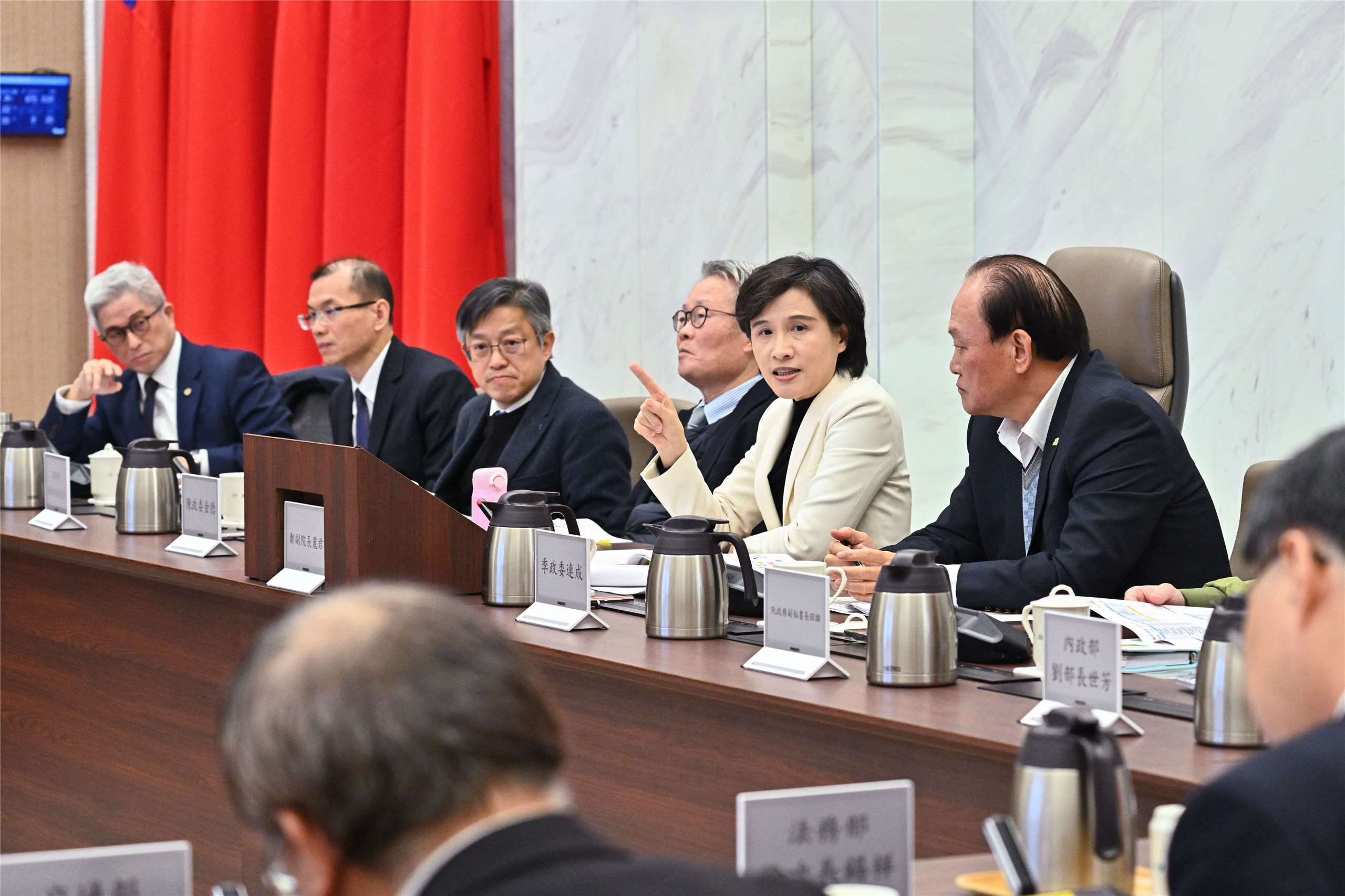 行政院副院長鄭麗君12日主持「氣候變遷與淨零轉型專案小組」研商會議。(資料照/圖：行政院提供)