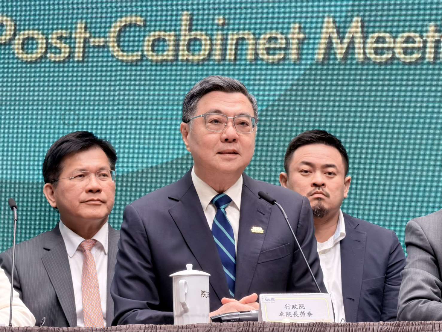 行政院長卓榮泰(中)親上火線，呼籲立院盡速審議總預算。(鄭佑漢 攝)