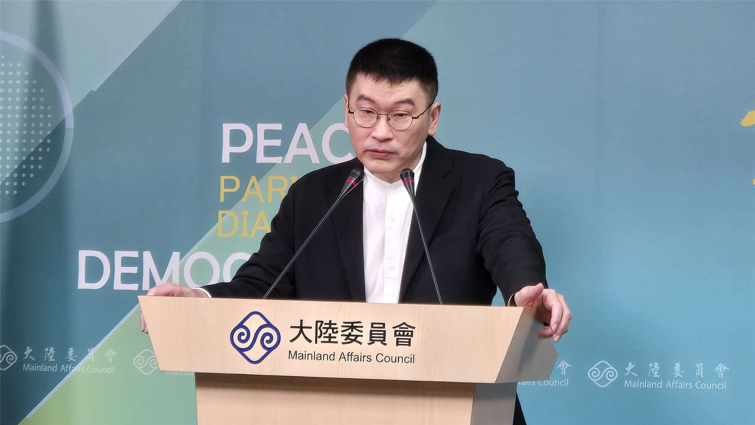 陸委會副主委梁文傑主持陸委會例行記者會。(陳國維 攝)