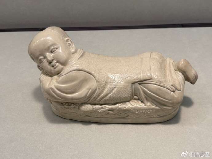 台北故宮百年特展，北宋定窯的嬰兒枕，造型生動細膩