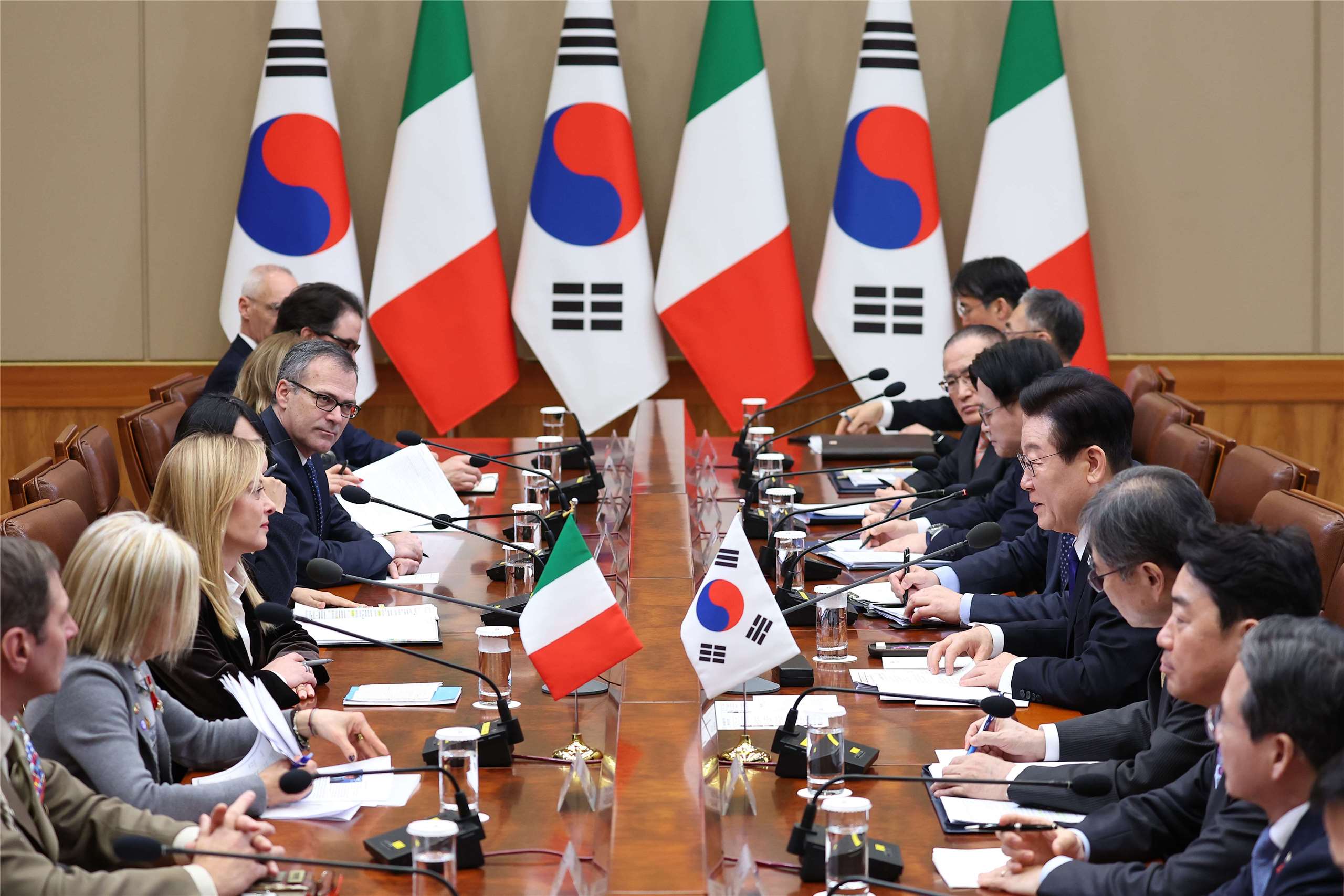 南韓總統李在明19日與來訪的義大利總理梅洛尼(Giorgia Meloni)會談。 