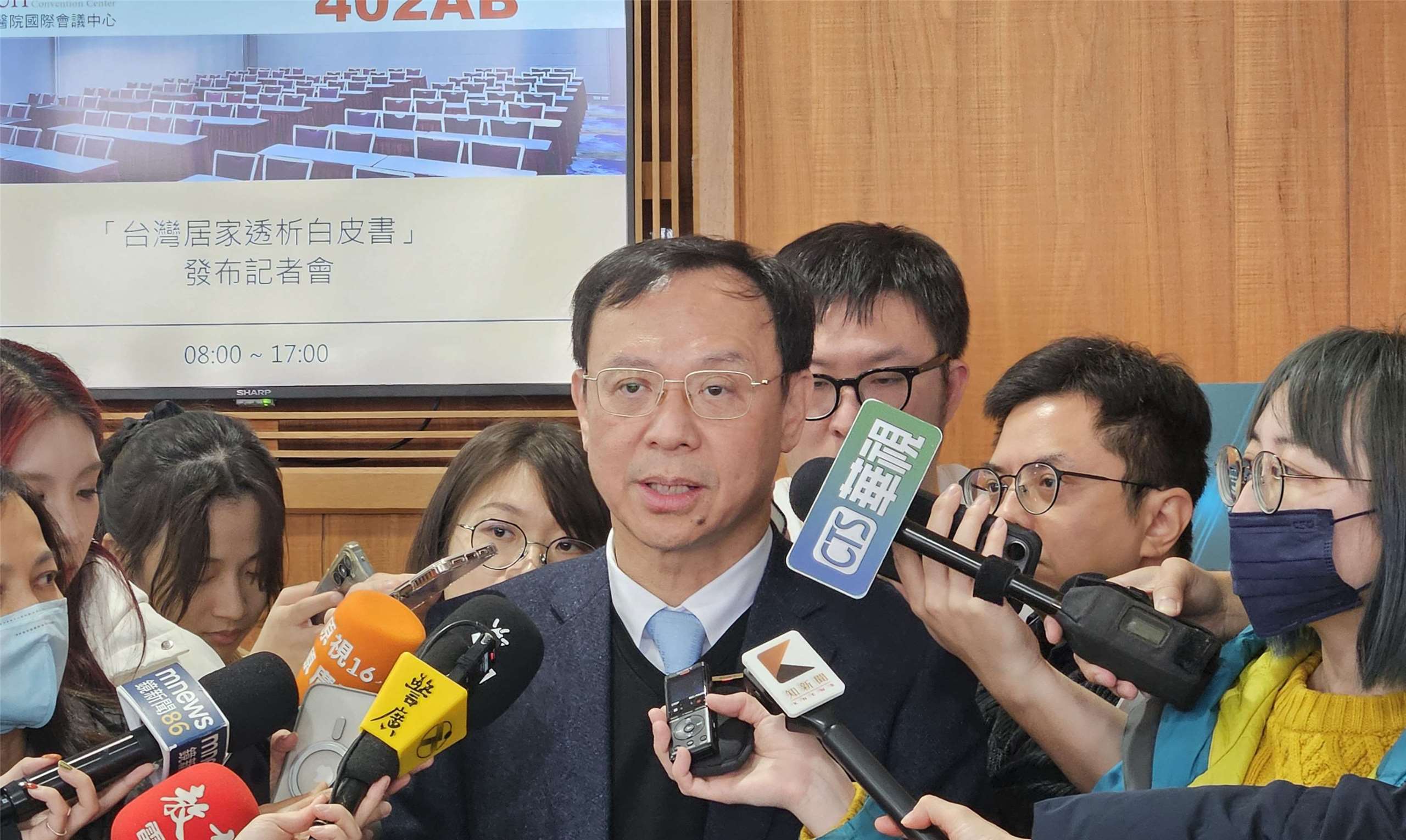 衛福部長石崇良21日受訪表示，新一期公費醫師納入更多科別，免赴偏鄉者則延長其服務年限。(劉品希 攝)