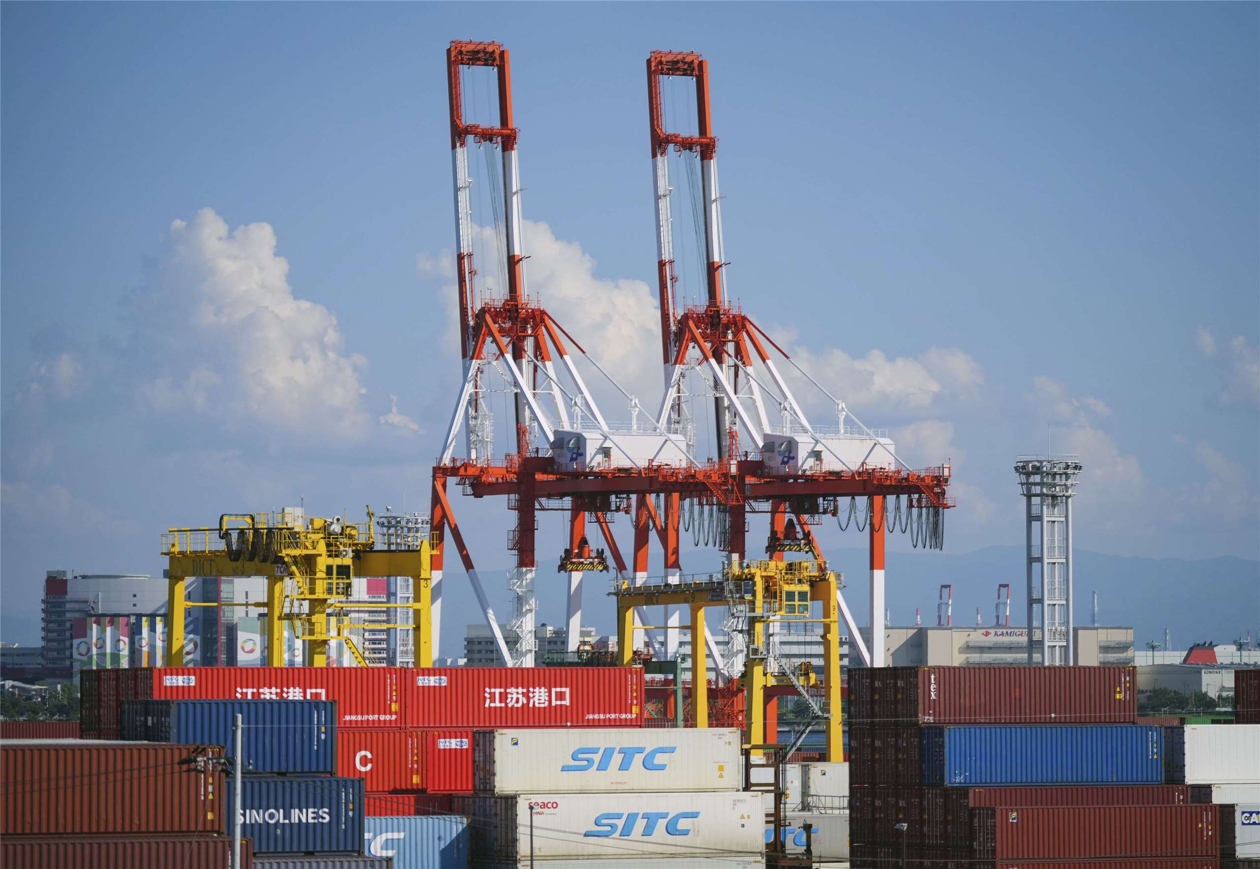 日本22日公布官方數據顯示，日本2025年12月對美國出口下跌11.1%、全年降幅則超過4%。圖為大阪港資料照。(美聯社/達志影像)