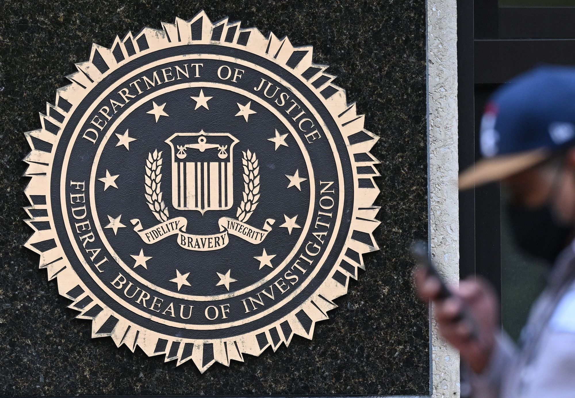 美國聯邦調查局(FBI)(圖)表示，一名18歲男子疑效忠ISIS還策劃跨年夜攻擊，已遭到FBI逮捕。 (AFP)