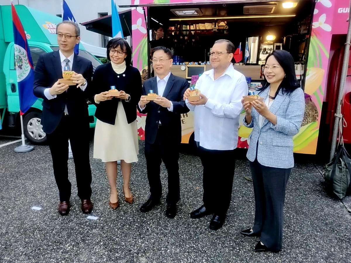 友邦美食餐車駛進外交部，與外交人員分享特色食物，圖左至右拉美司副司長盧朝睿、貝里斯駐台大使梅凱瑟、外交部次長葛葆萱、瓜地馬拉駐台大使艾特維、中美洲經貿辦事處主任徐韶慧。(央廣記者王照坤 攝)