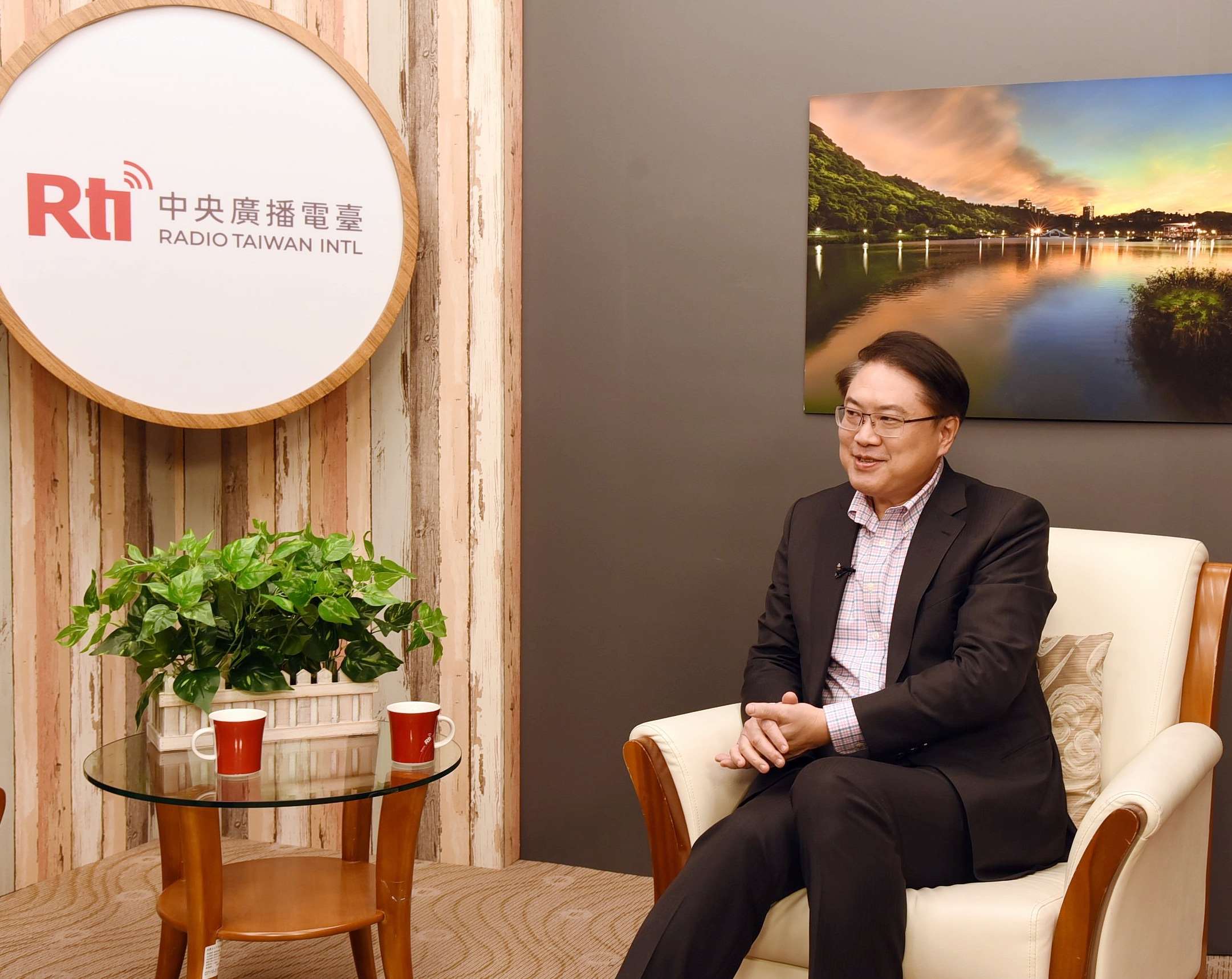 民進黨前秘書長林右昌接受央廣節目專訪。(江麗華 攝)