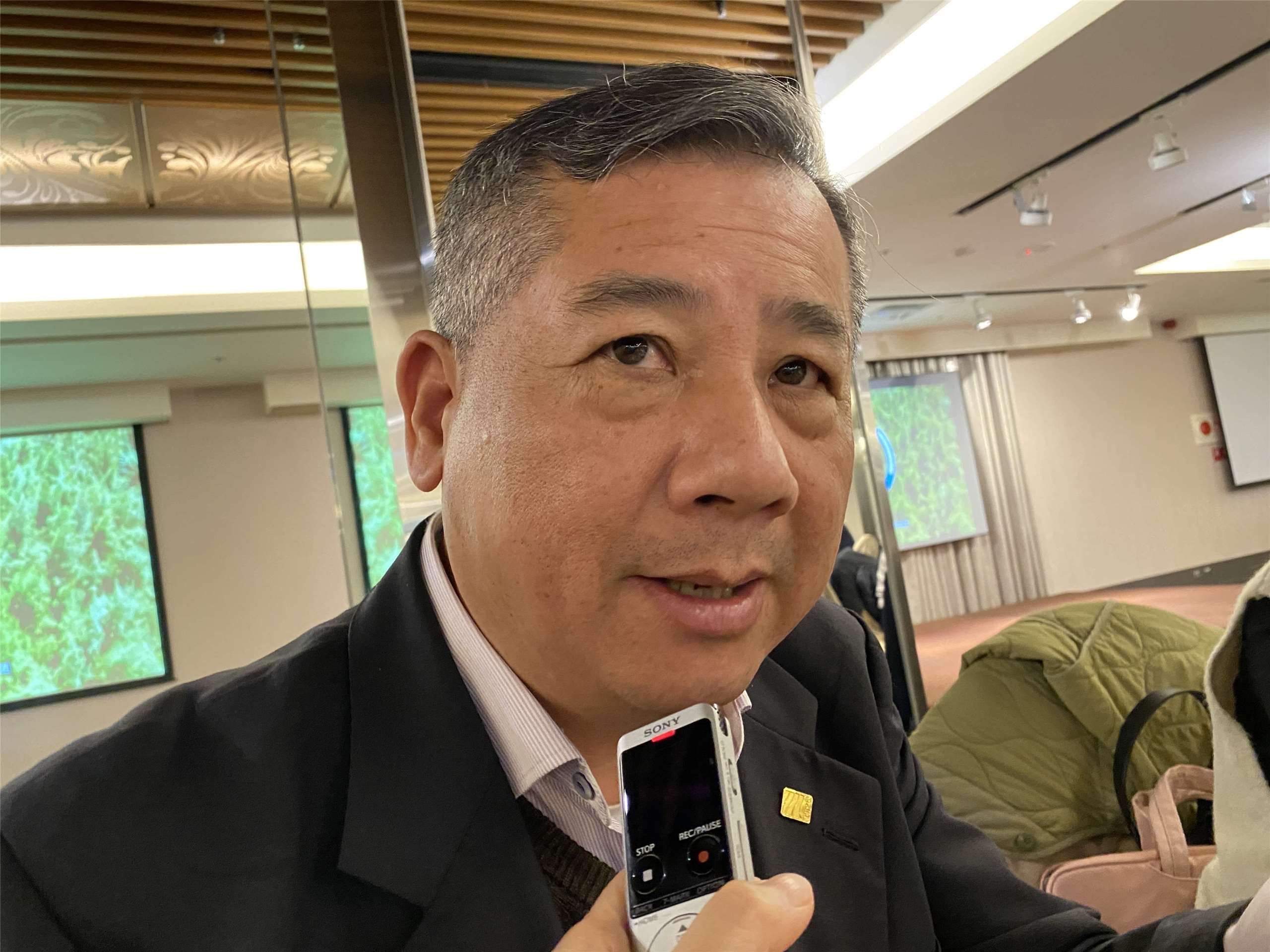 台灣港務公司總經理王錦榮受訪時透露，行政院已於12日要求港務公司臨危受命，加速啟動填海造陸工程，解決當前全台爆發的「土方之亂」。(吳琍君攝)